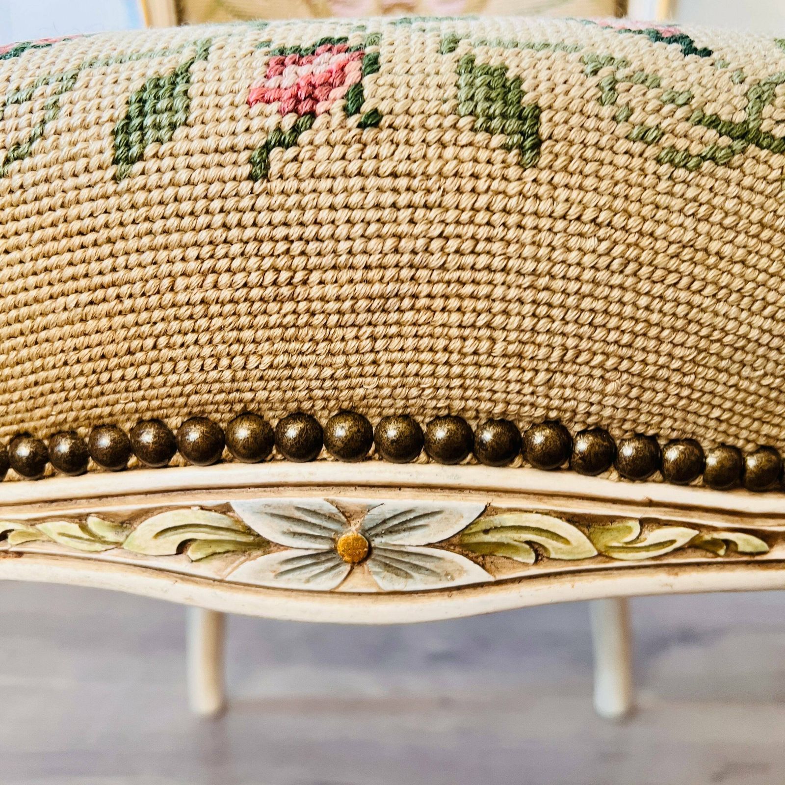 Antieke Franse Fauteuil In Louis XV Stijl. Ca. 1920. Goudkleurige Details, Tapijtbekleding. photo vinterior