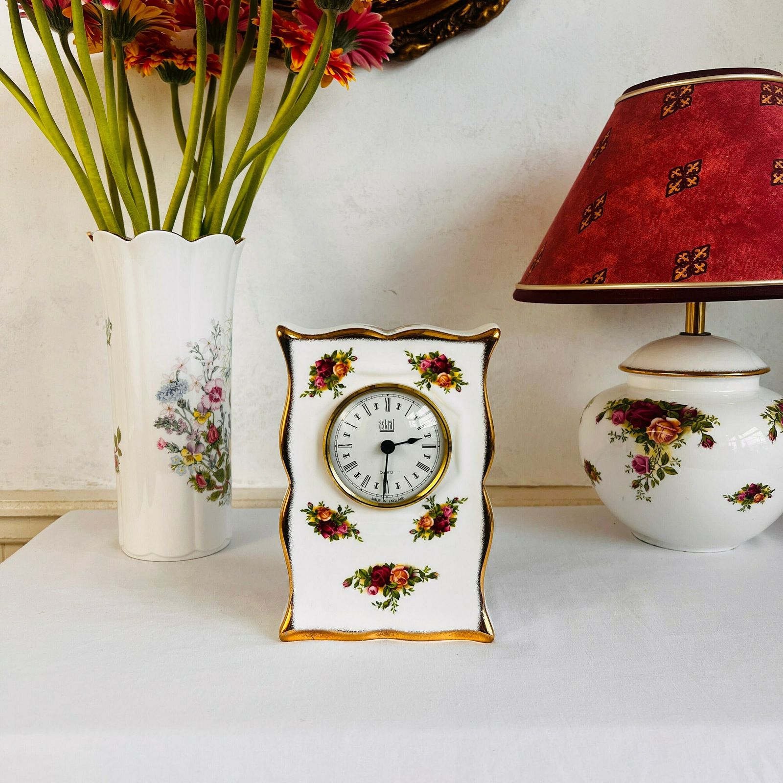 Royal Old Country Roses Kwartsklok, Bone China Porselein, Made In England photo for sale