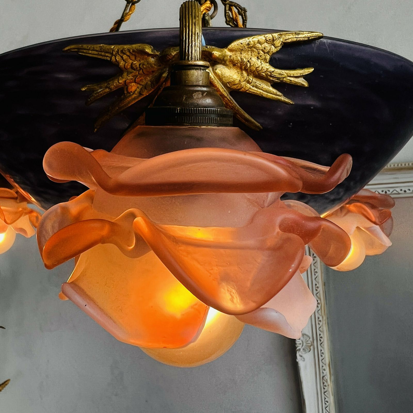 Antieke Paarse Franse Hanglamp Met 4 Lichtpunten – Vintage Verlichting photo vintage