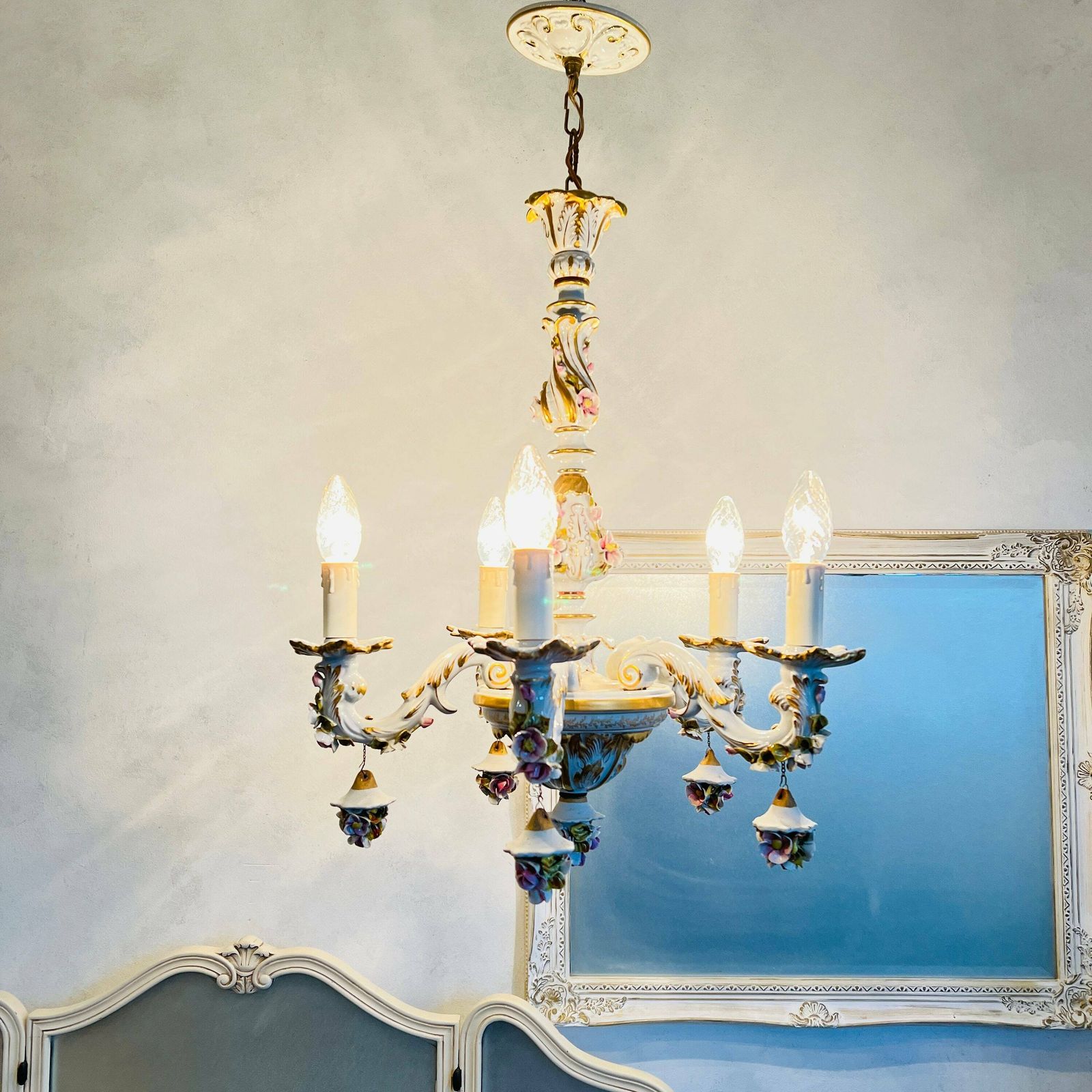 Porseleinen Kroonluchter, Capodimonte Stijl, Kleine Roze Rozen, 5 Armen photo furniture