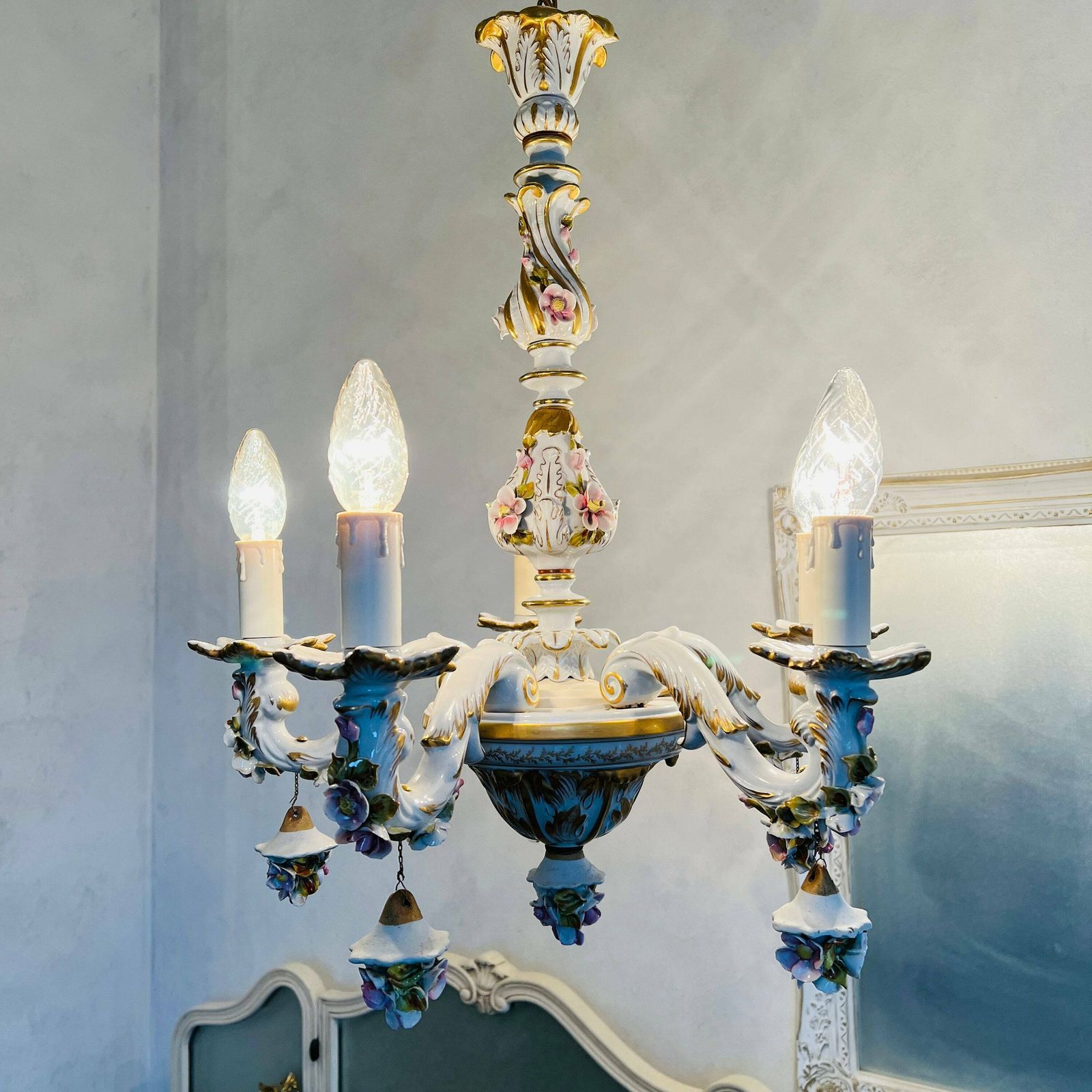 Porseleinen Kroonluchter, Capodimonte Stijl, Kleine Roze Rozen, 5 Armen photo Verlichting