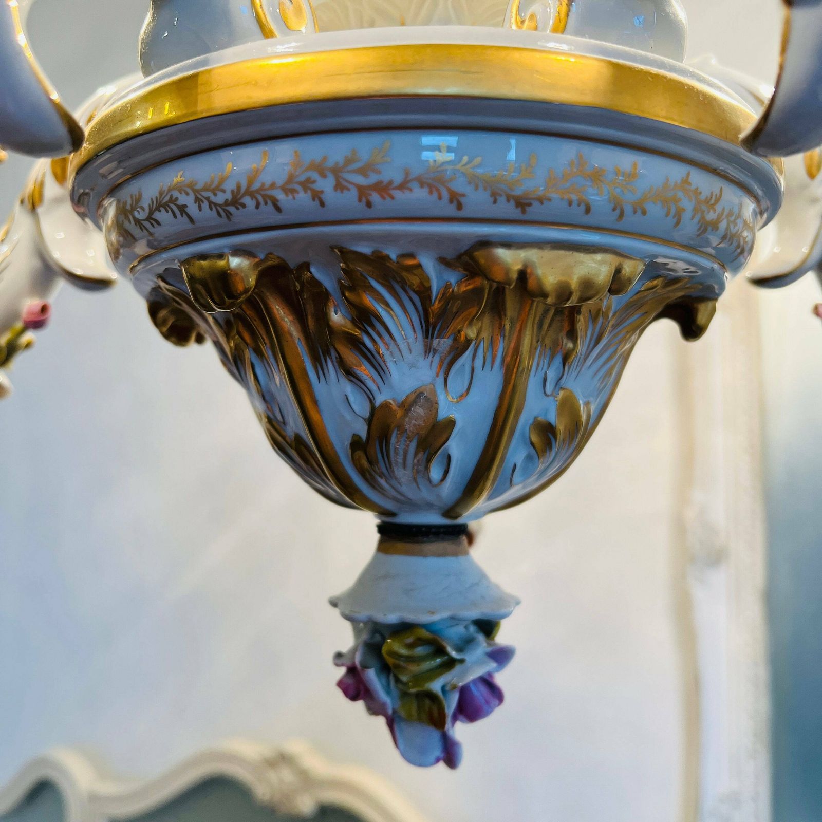 Porseleinen Kroonluchter, Capodimonte Stijl, Kleine Roze Rozen, 5 Armen photo vinterior