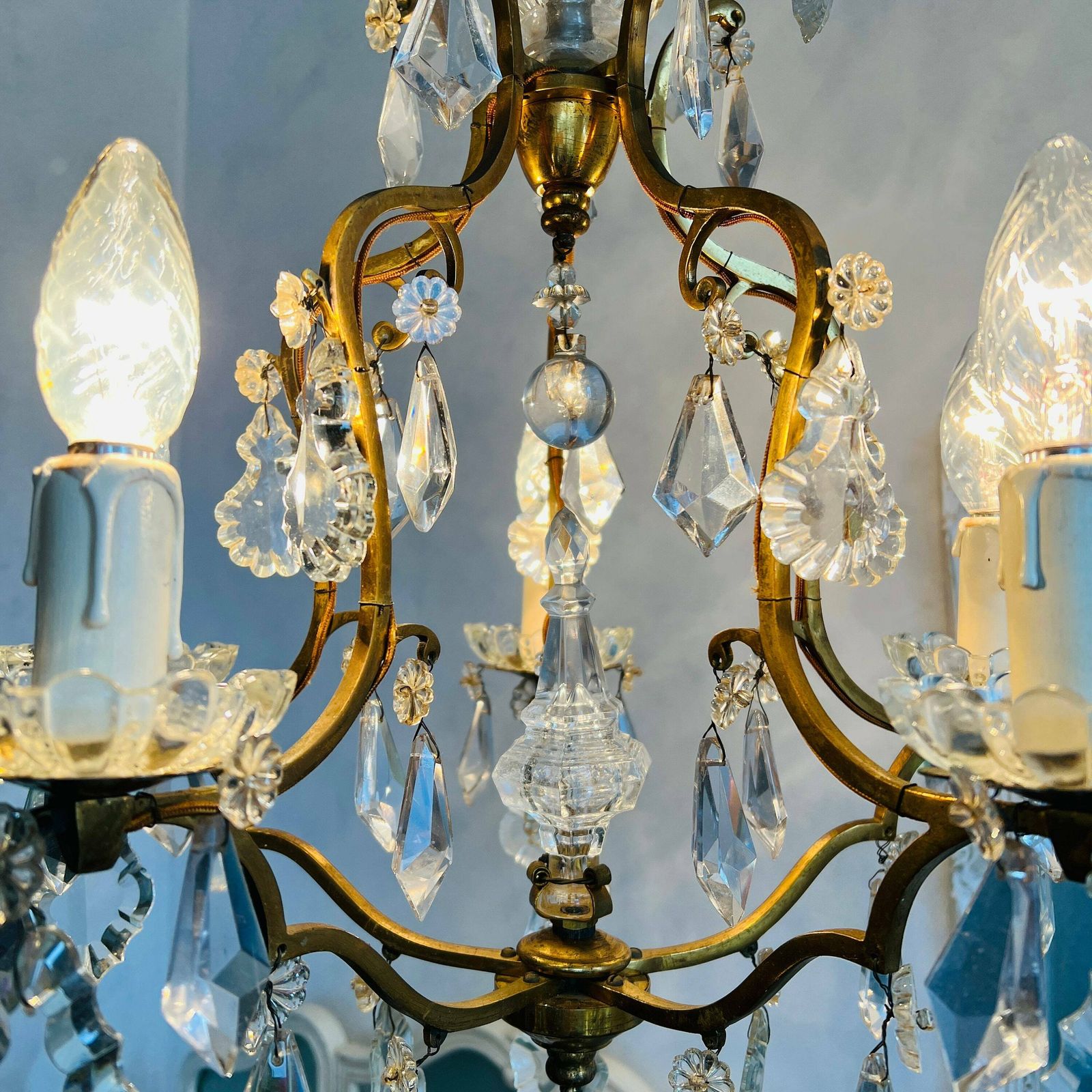 Franse Kroonluchter Met Kristallen photo furniture