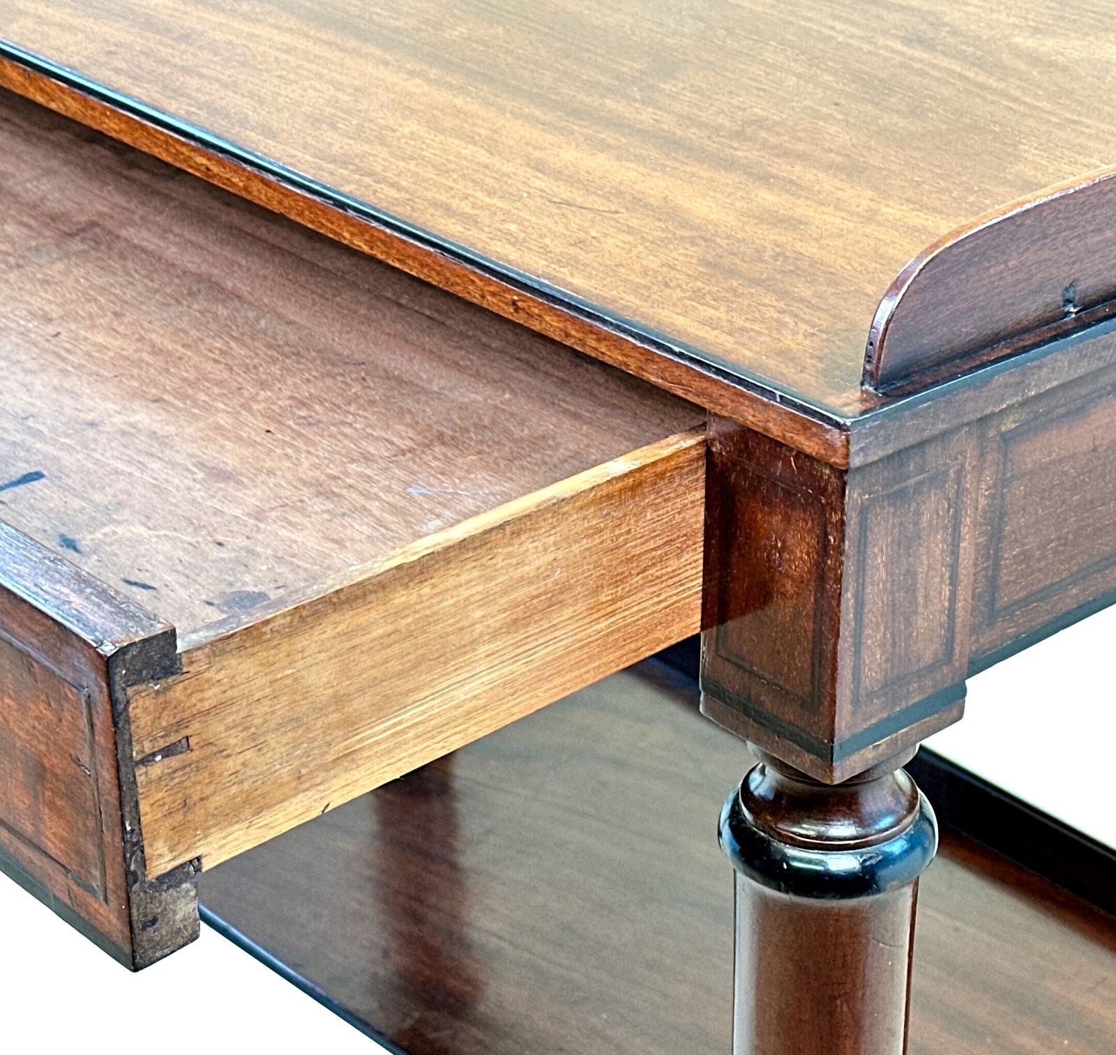 photo furniture Georgian 19th Century Mahogany Dressing Table (England, Circa 1800)