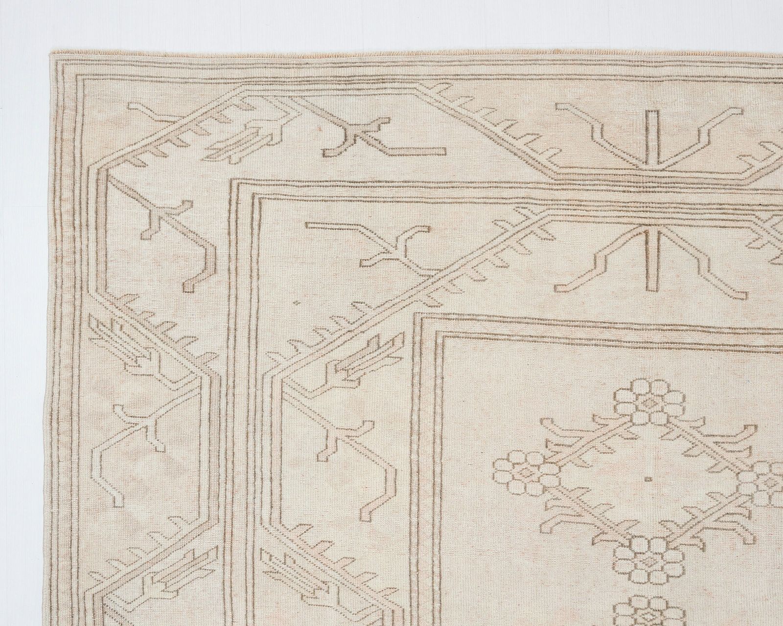 Vintage Rug, Neutral Turkish Rug, Unique Area Rug, Wool Rug, Living Room Rug, Handmade Rug, Antqiue Rug, Primitive Rug photo vintage
