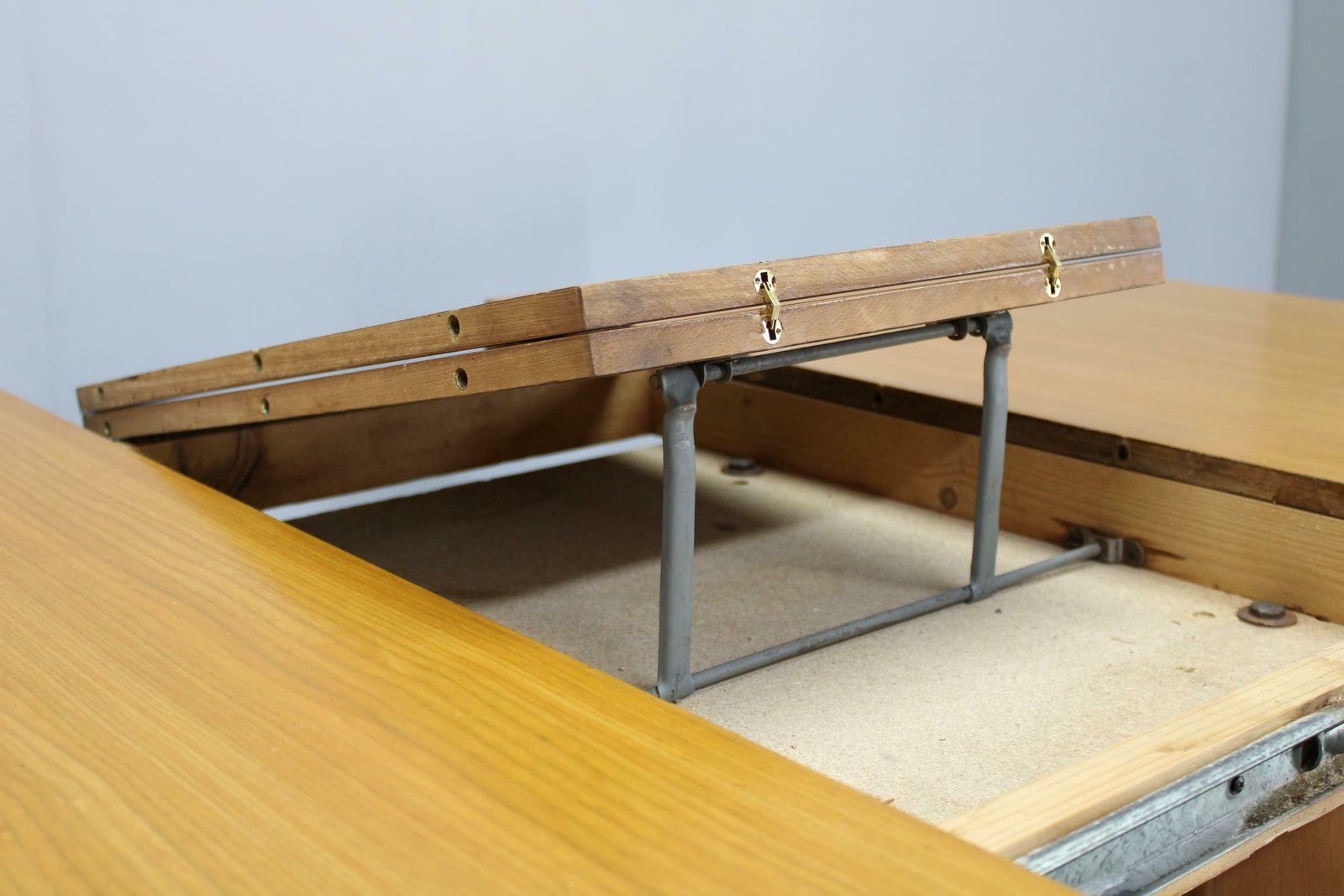 1152.0 Italiaanse Uitschuifbare Eettafel Uit De Jaren 1970 Met Esdoornfineer Afwerking photo