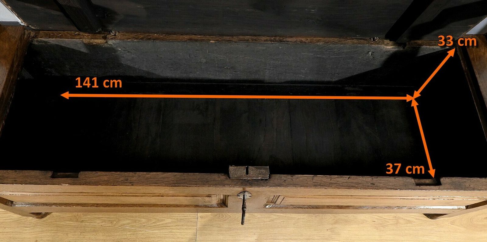 photo vinterior Solid Oak Landing Chest Bench – 1920