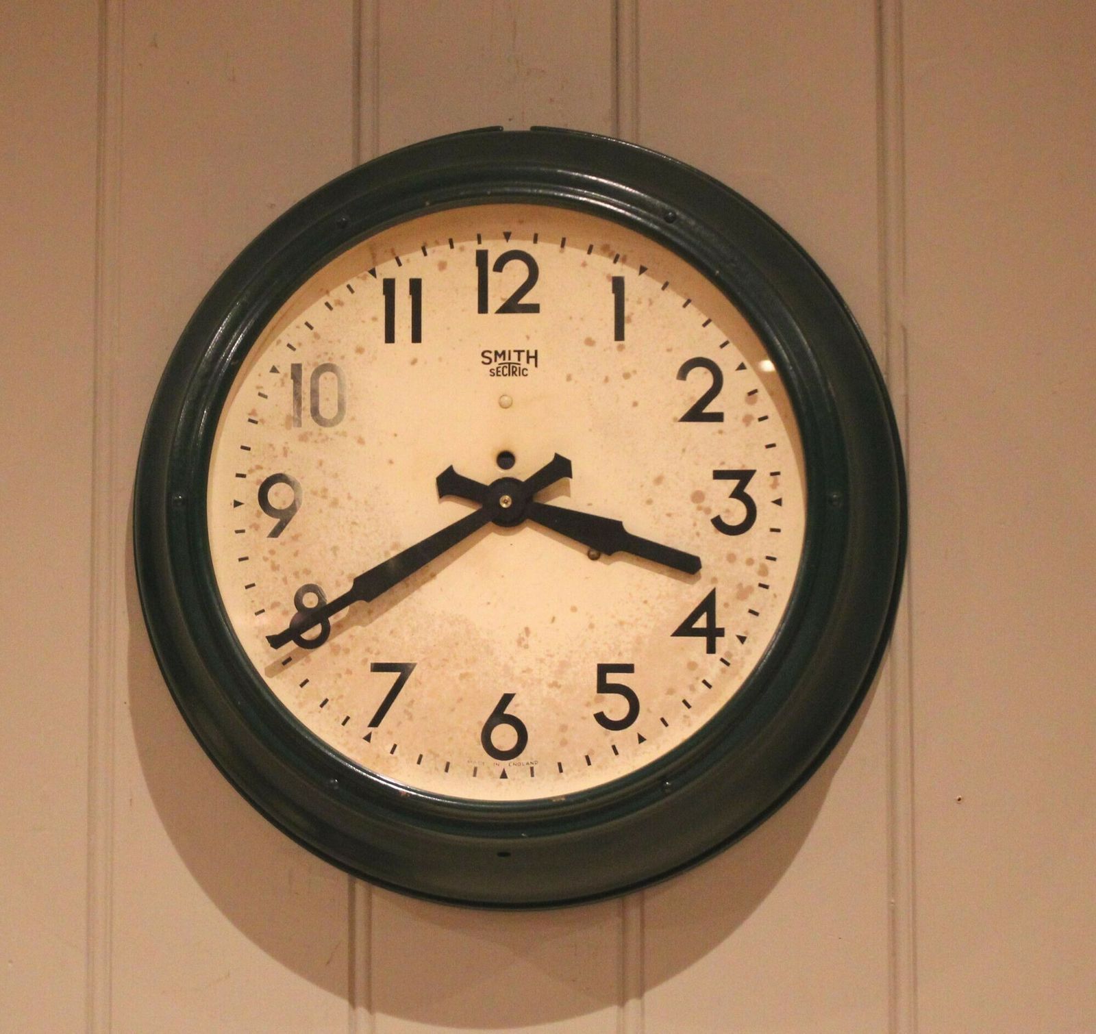 Original Green Metal Wall Clock photo vinterior