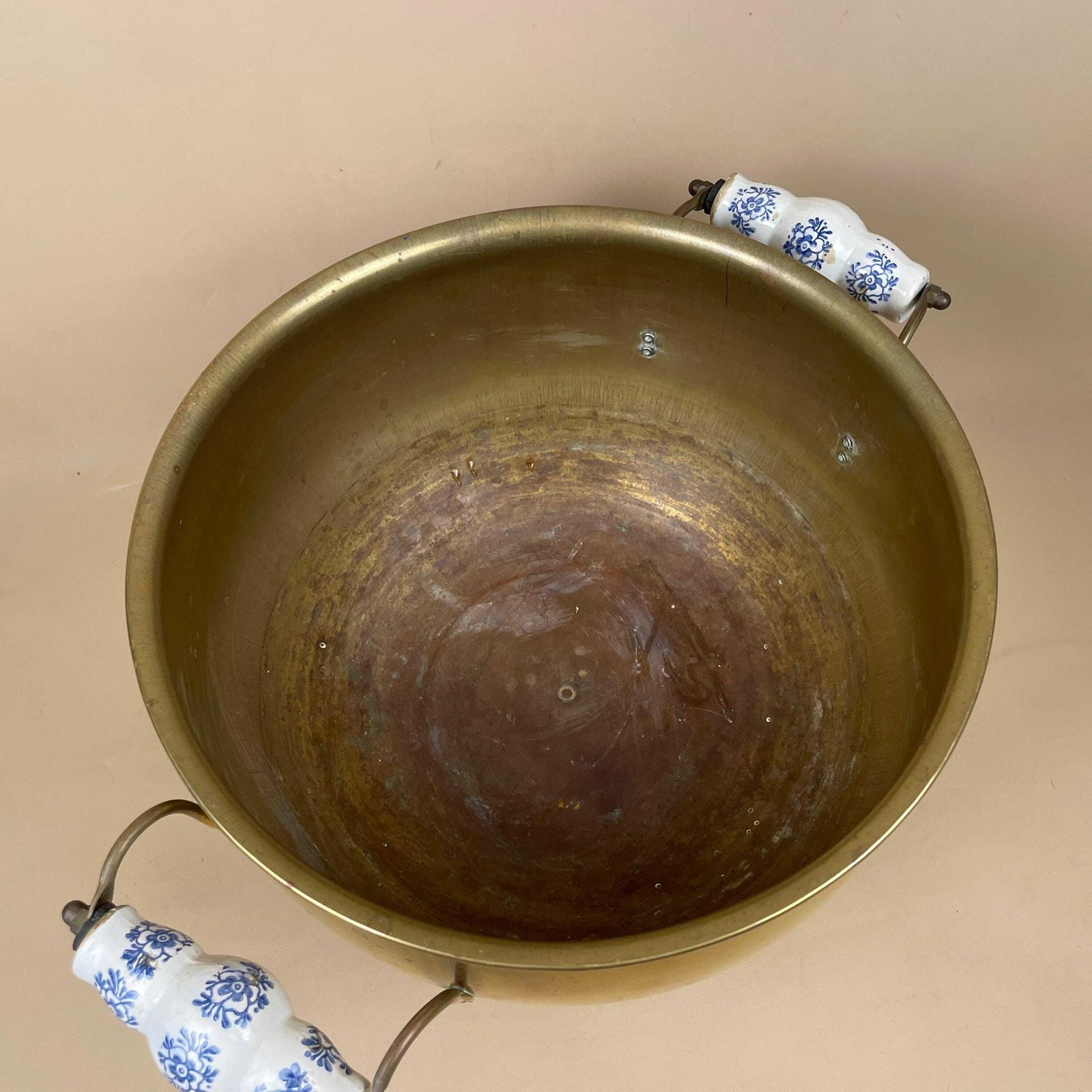 Antique Metal Brass Gold Coal Bucket Ceramic Handle Fireside Fire Side Scuttle Log Planter Farmhouse Cottage Pot Patina Vintage Fireplace photo vinterior