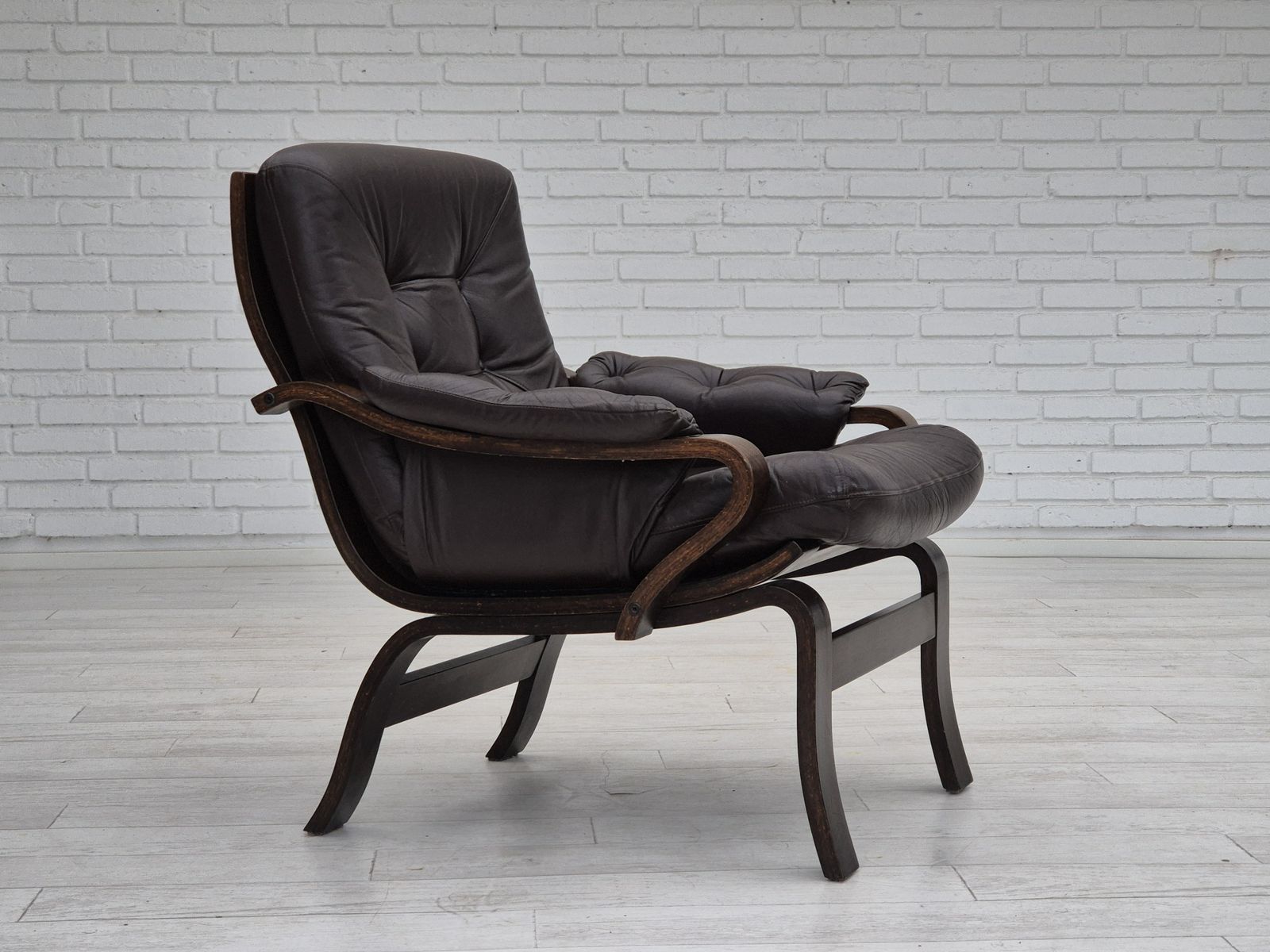 Scandinavische Loungestoel Uit De Jaren 1970, In Goede Staat, Bruin Leer, Donker Gebogen Hout. photo vintage