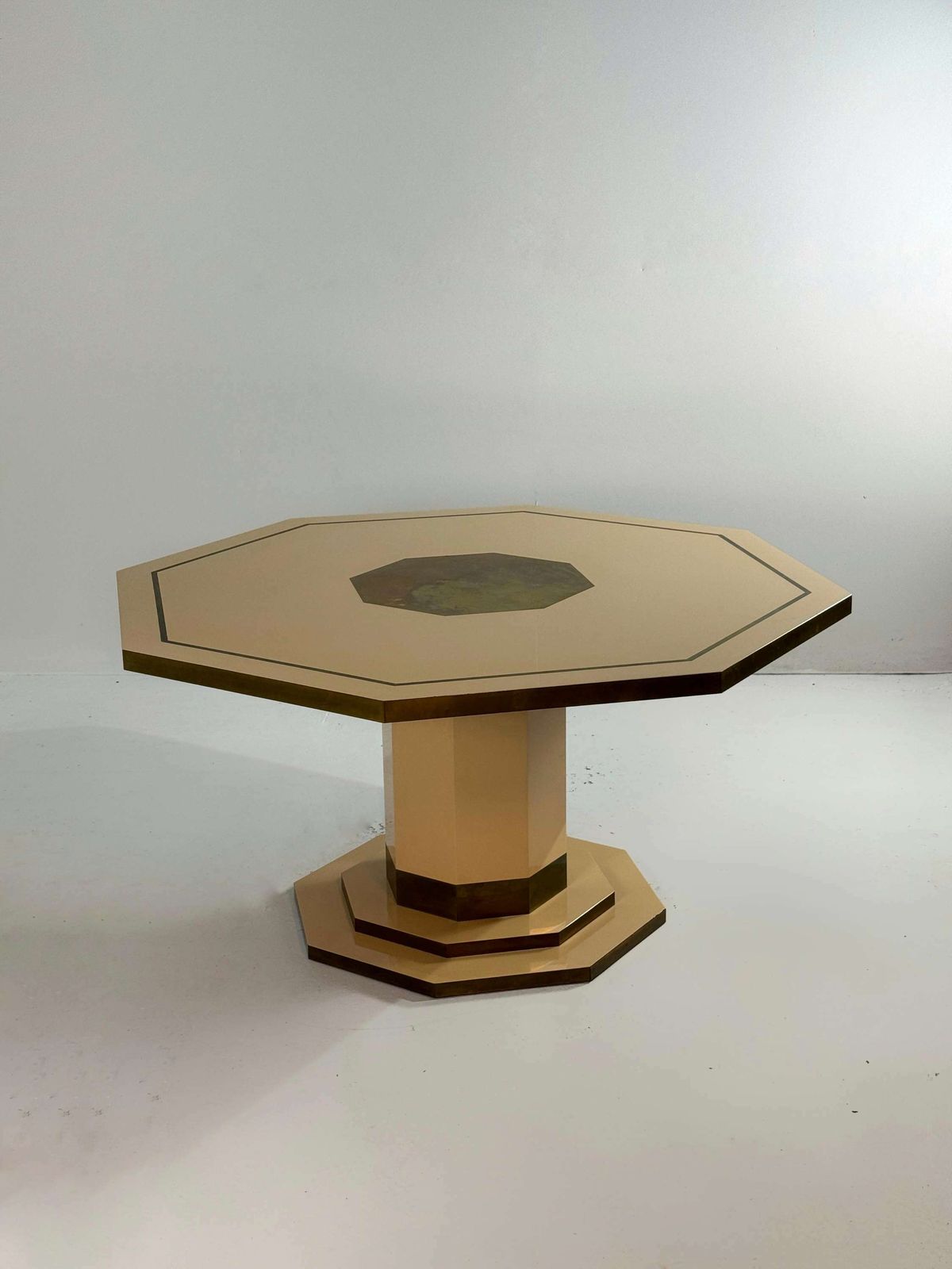 Achthoekige Eettafel Met Crèmelak En Messing, Jc Mahey, 1980