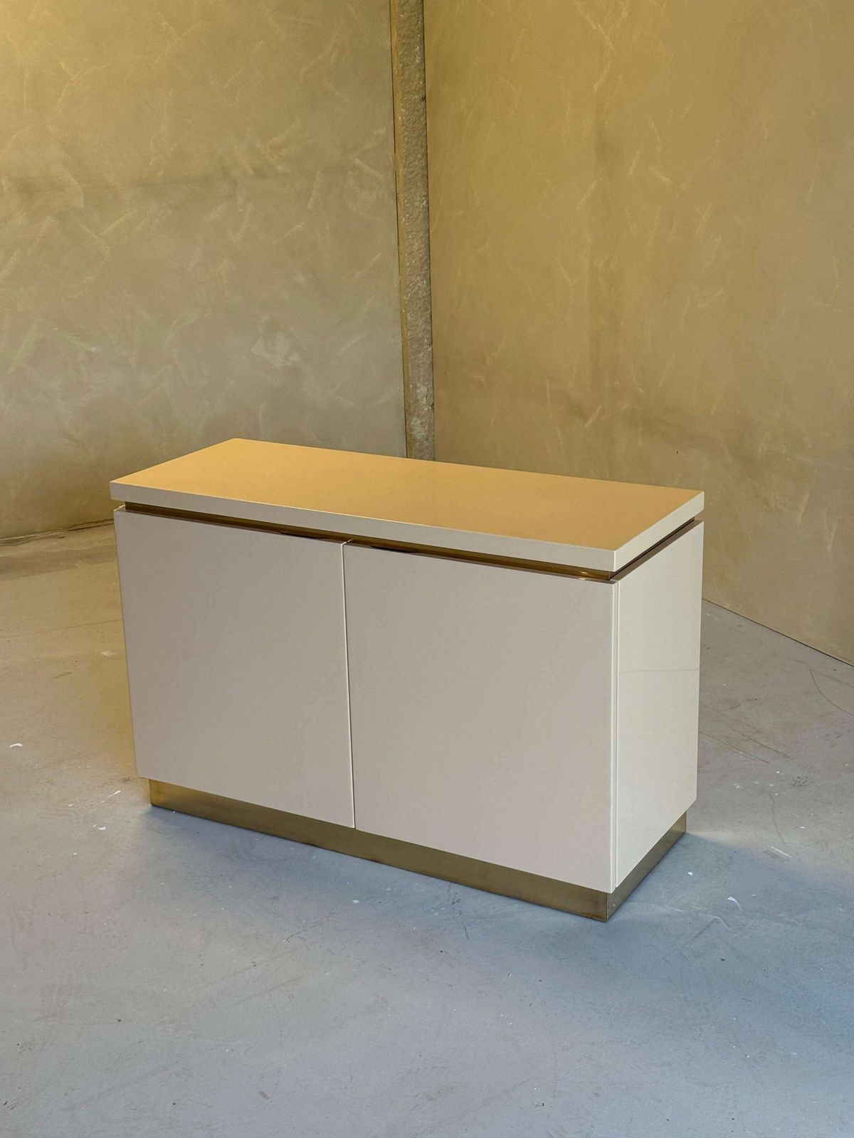 Crème Gelakt En Messing Klein Jean Claude Mahey Kastje, Ca. Jaren 1970 photo furniture