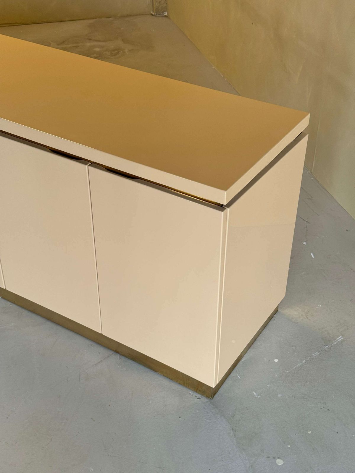 Meubels Crème Gelakt Dressoir Met Messing Details Van Jean Claude Mahey, Frankrijk photo