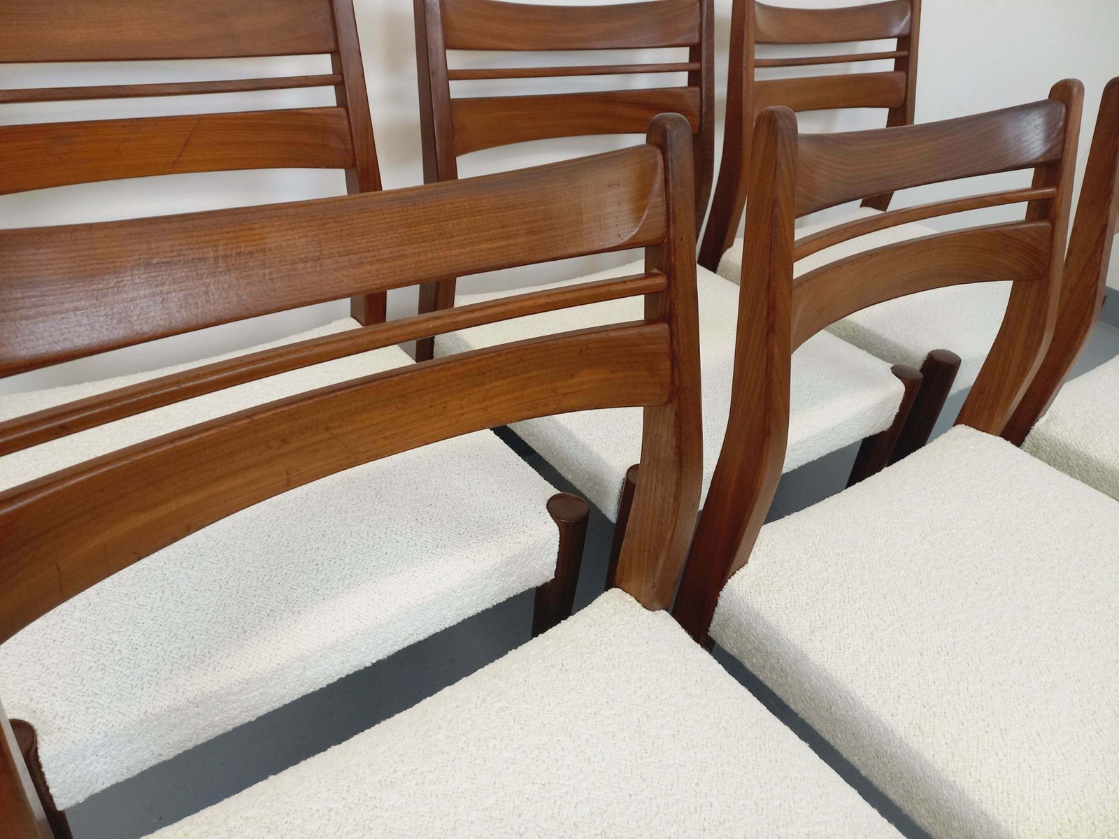 6 Scandinavaanse stoelen in teak en bouclé stof photo furniture