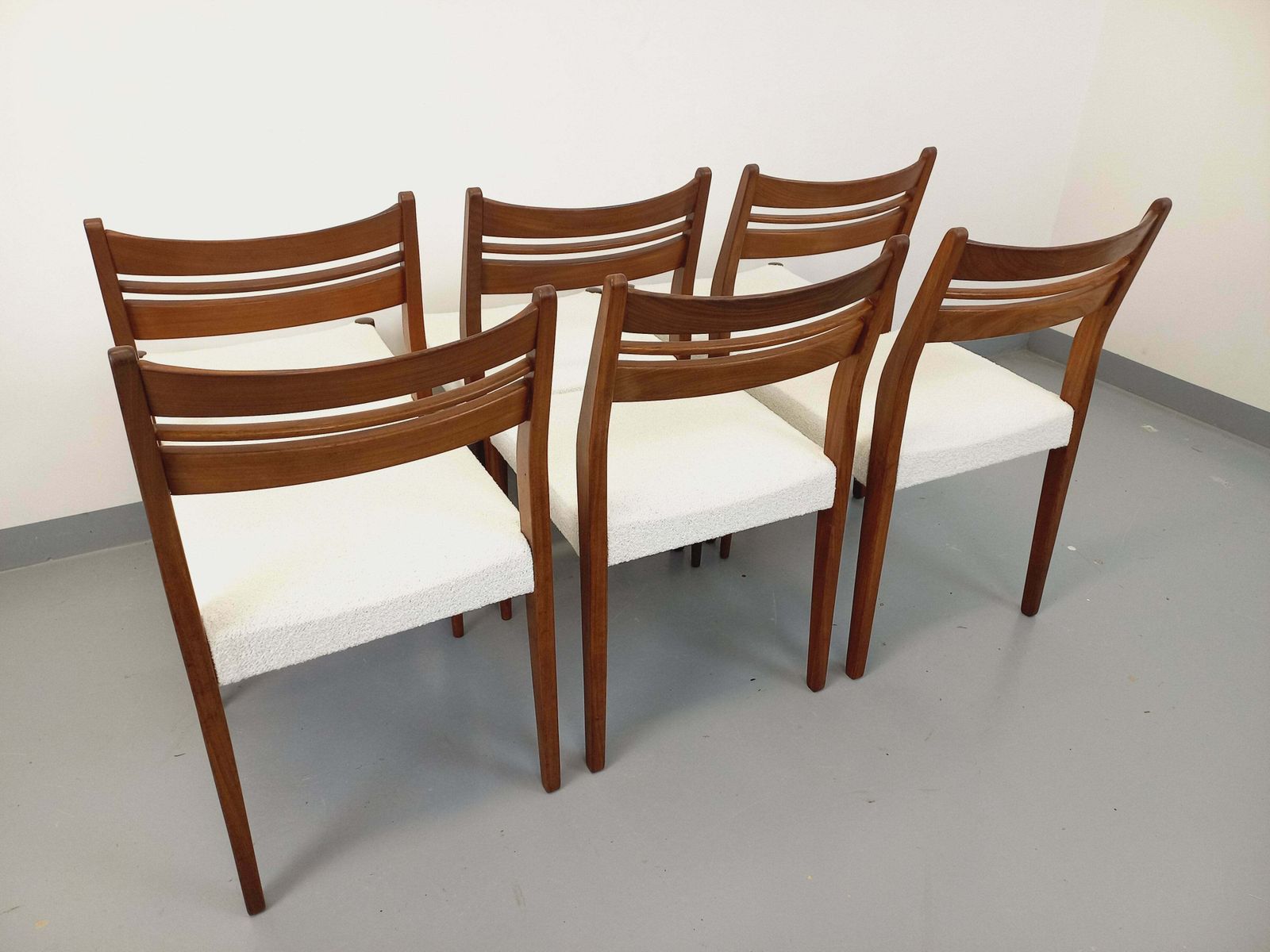 6 Scandinavaanse stoelen in teak en bouclé stof photo Meubels