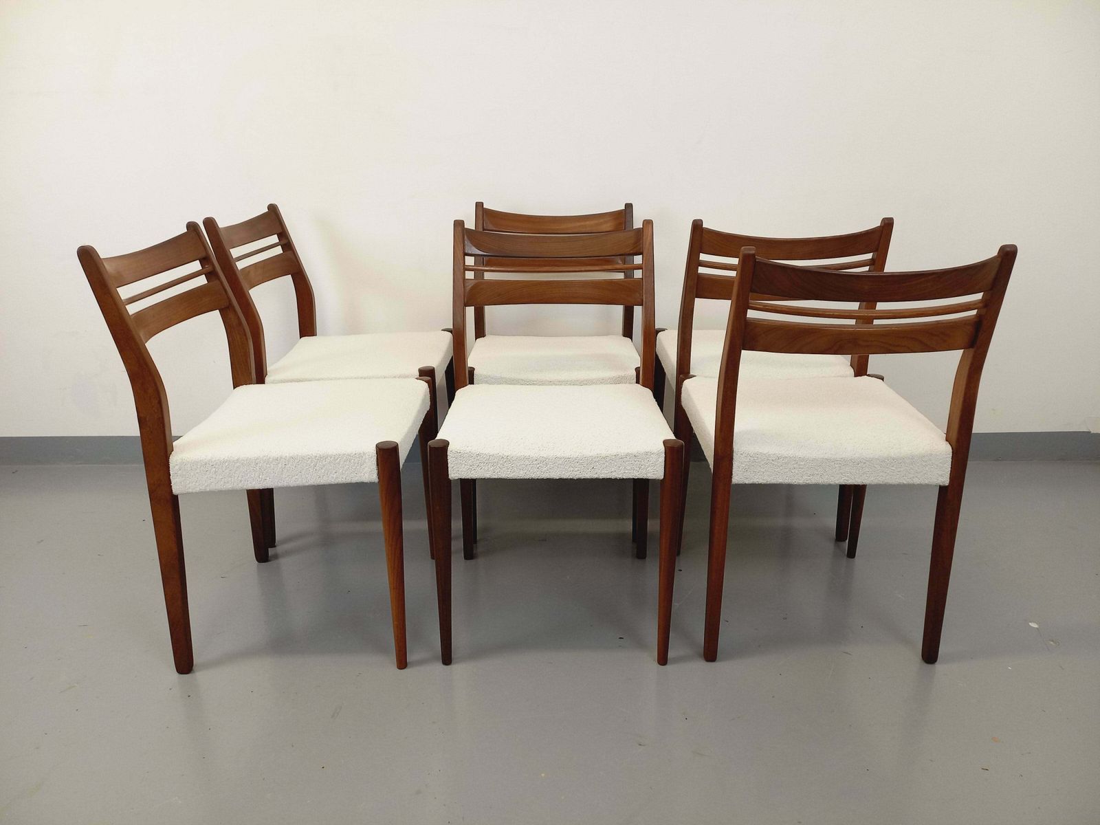 6 Scandinavaanse stoelen in teak en bouclé stof photo vinterior