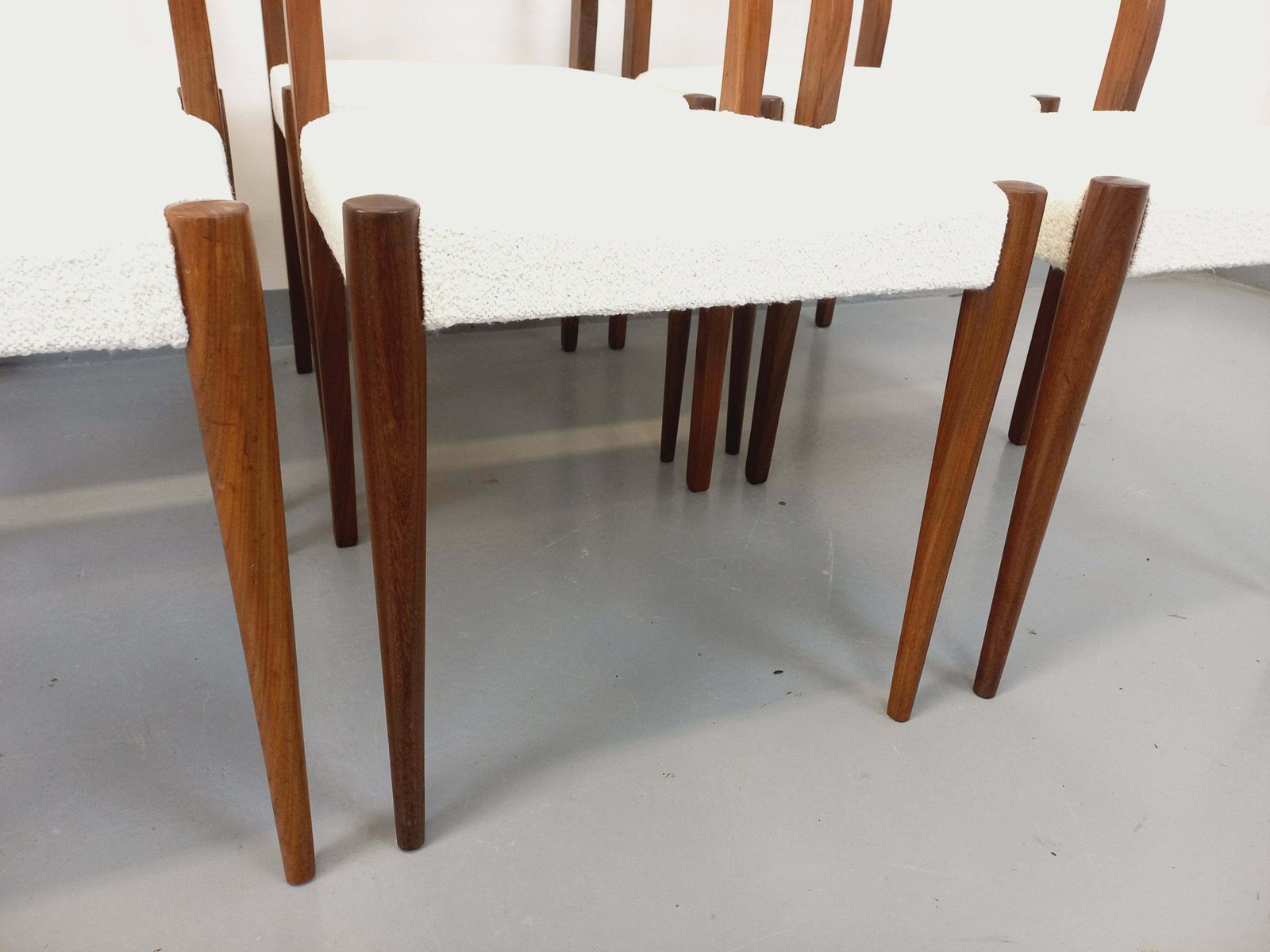 6 Scandinavaanse stoelen in teak en bouclé stof photo vintage