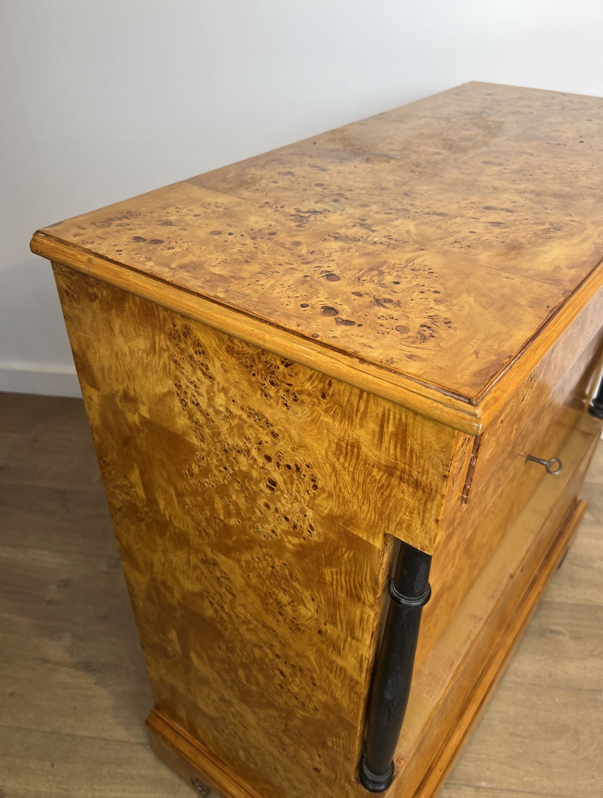 photo vinterior Small Biedermeier Style Chest Of Drawers With Four Drawers In Speckled Maple