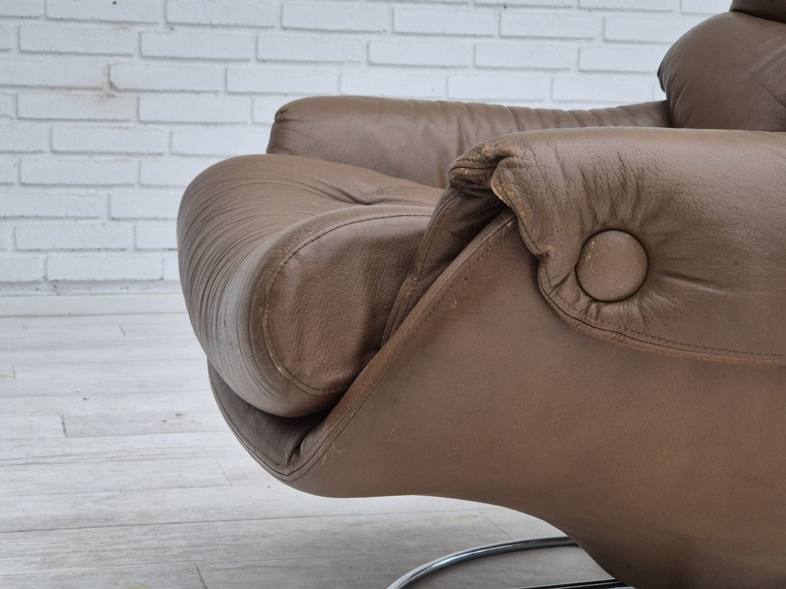 photo vinterior Jaren 1970, Scandinavische Draaifauteuil, Bruinleren Bekleding.