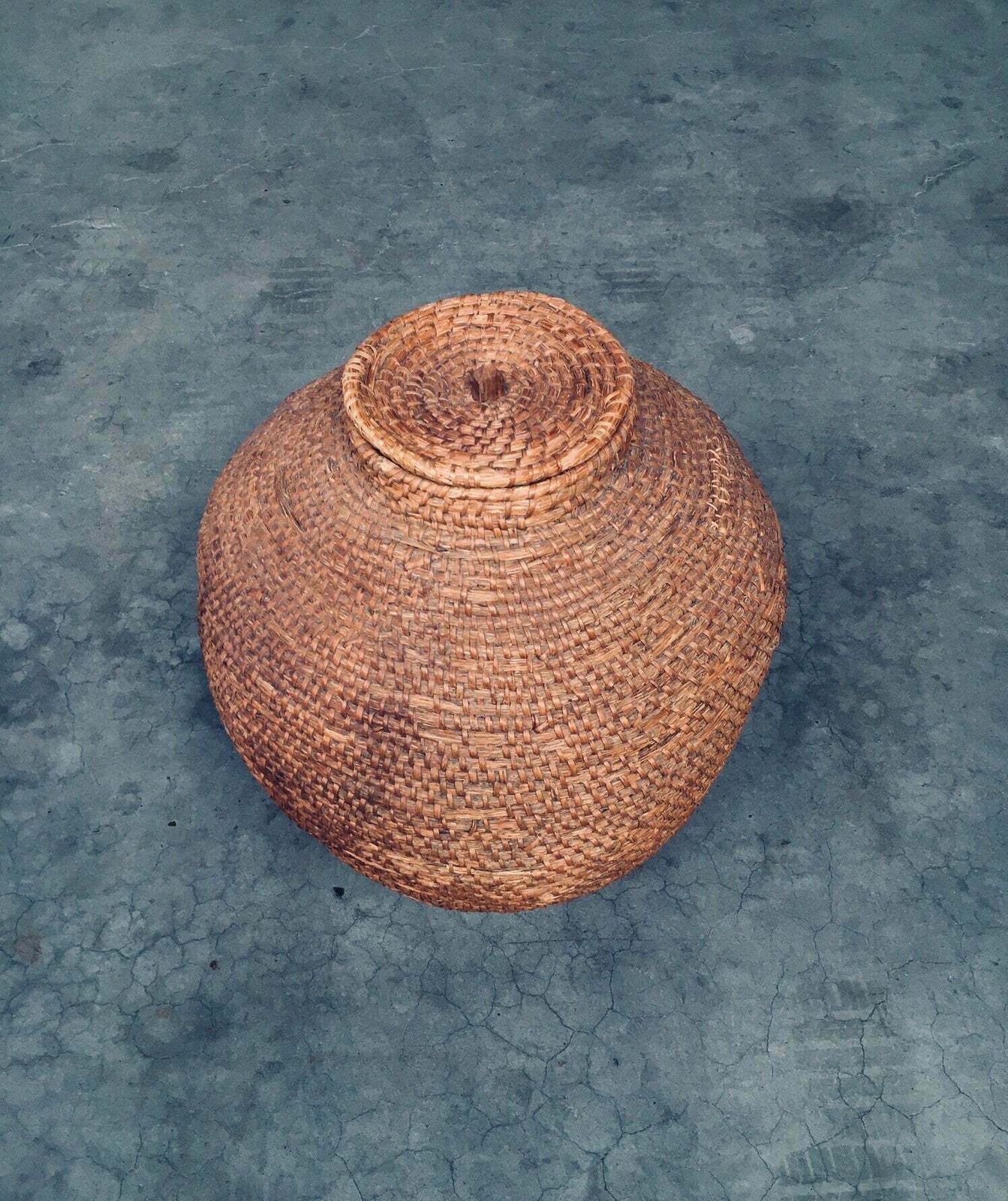 photo furniture Begin 20e Eeuw Folk Art Primitieve Xl Straw Basket