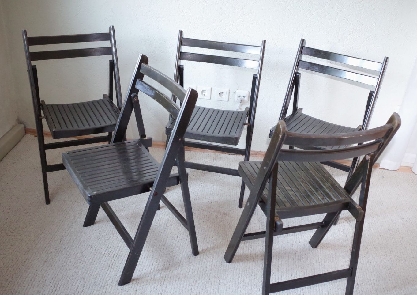 photo vinterior 5 Vintage Folding Chairs Painted Black
