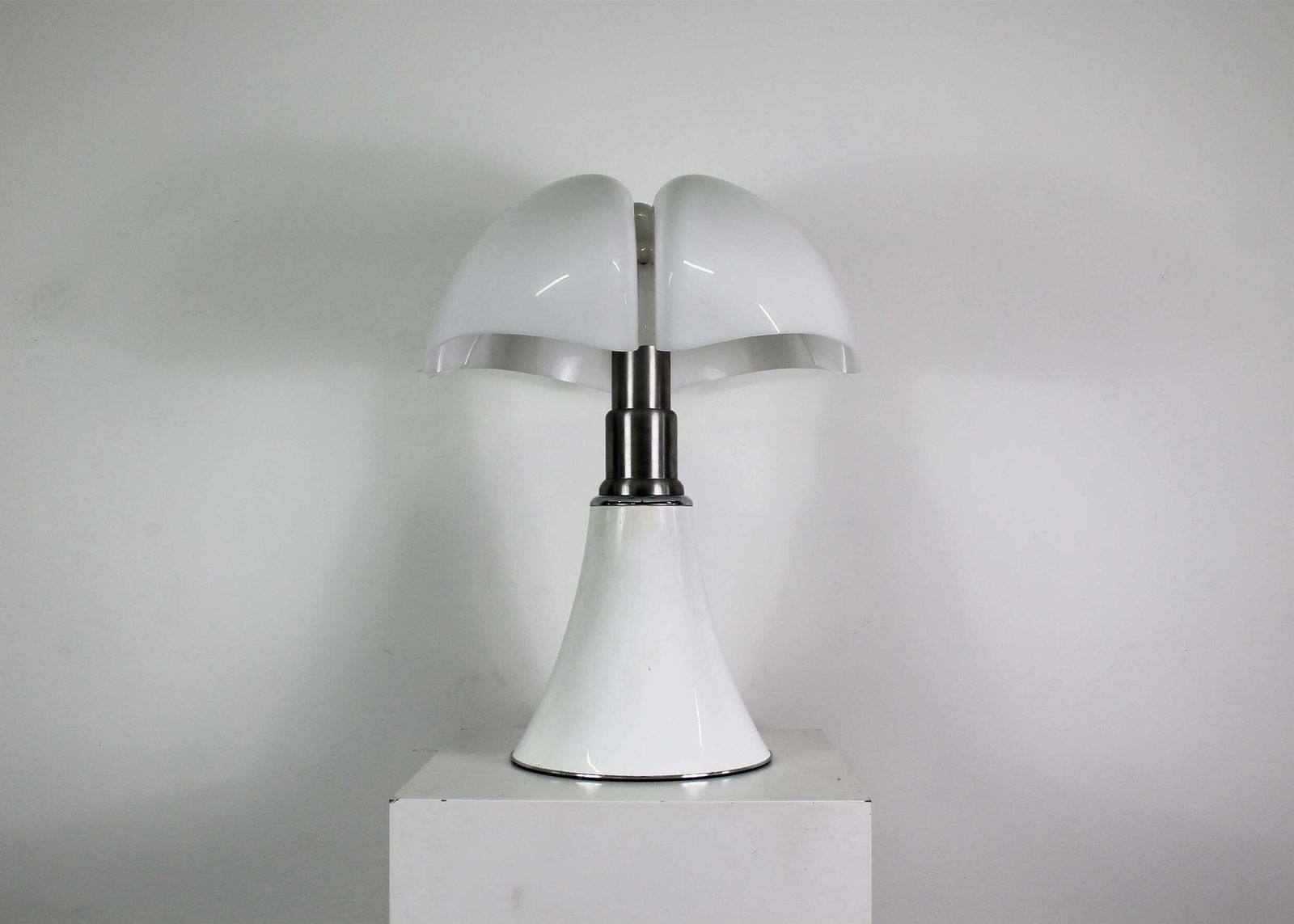 Gae Aulenti White Pipistrello Table Or Floor Lamp By Martinelli Luce 1965 photo furniture