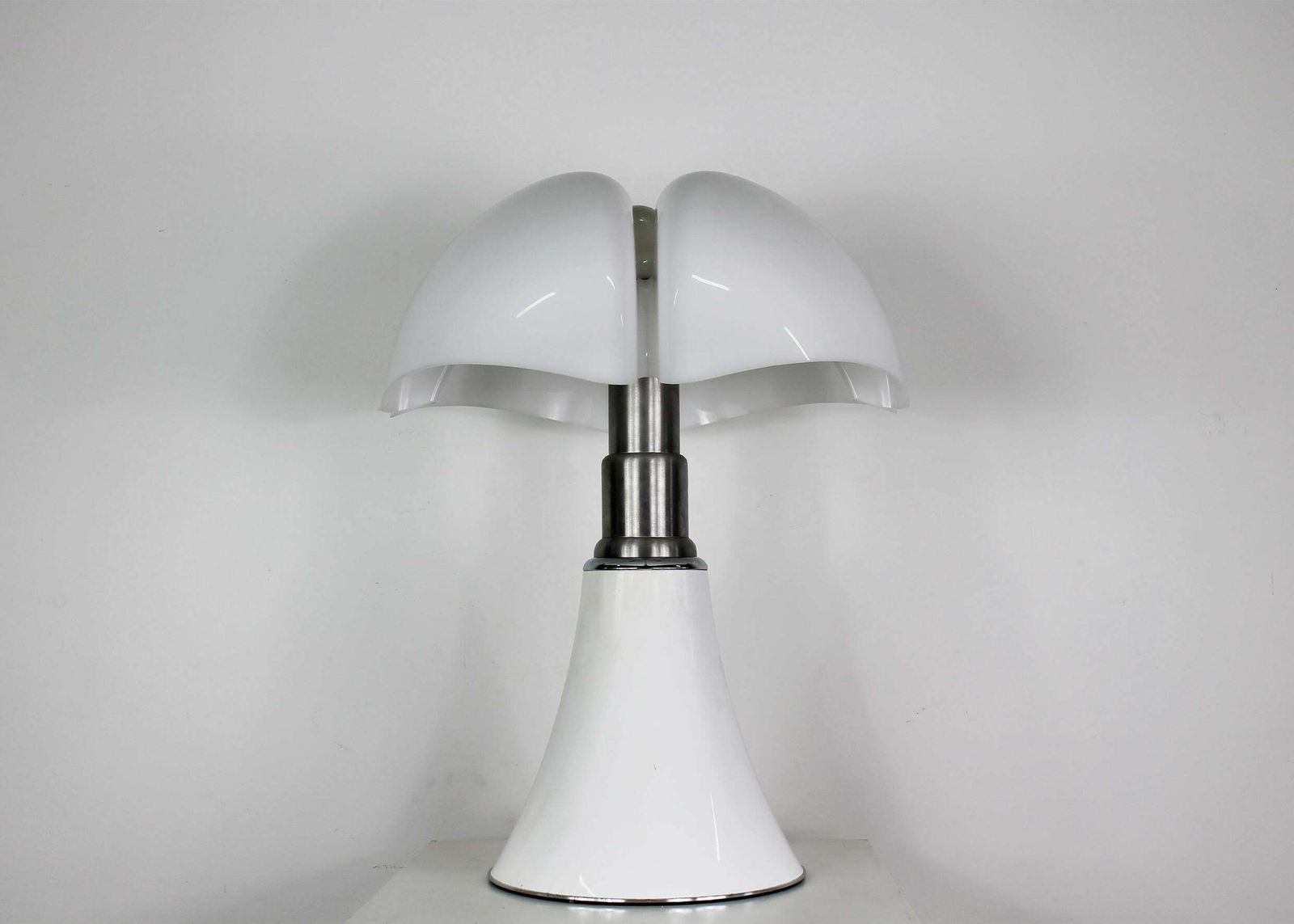 Gae Aulenti White Pipistrello Table Or Floor Lamp By Martinelli Luce 1965 photo for sale
