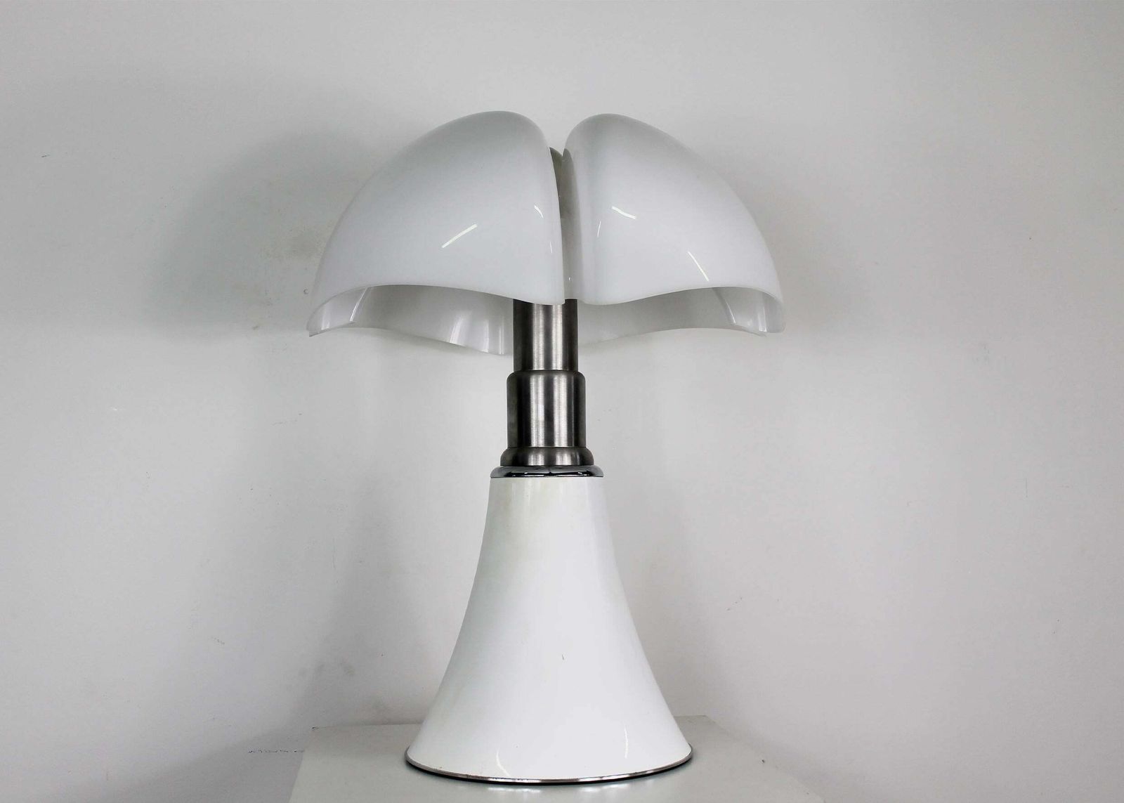 Gae Aulenti White Pipistrello Table Or Floor Lamp By Martinelli Luce 1965 photo Lighting