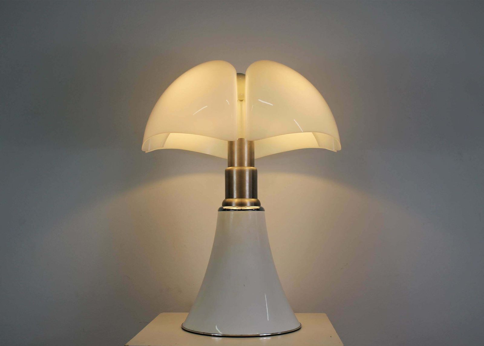 Gae Aulenti White Pipistrello Table Or Floor Lamp By Martinelli Luce 1965 photo vinterior