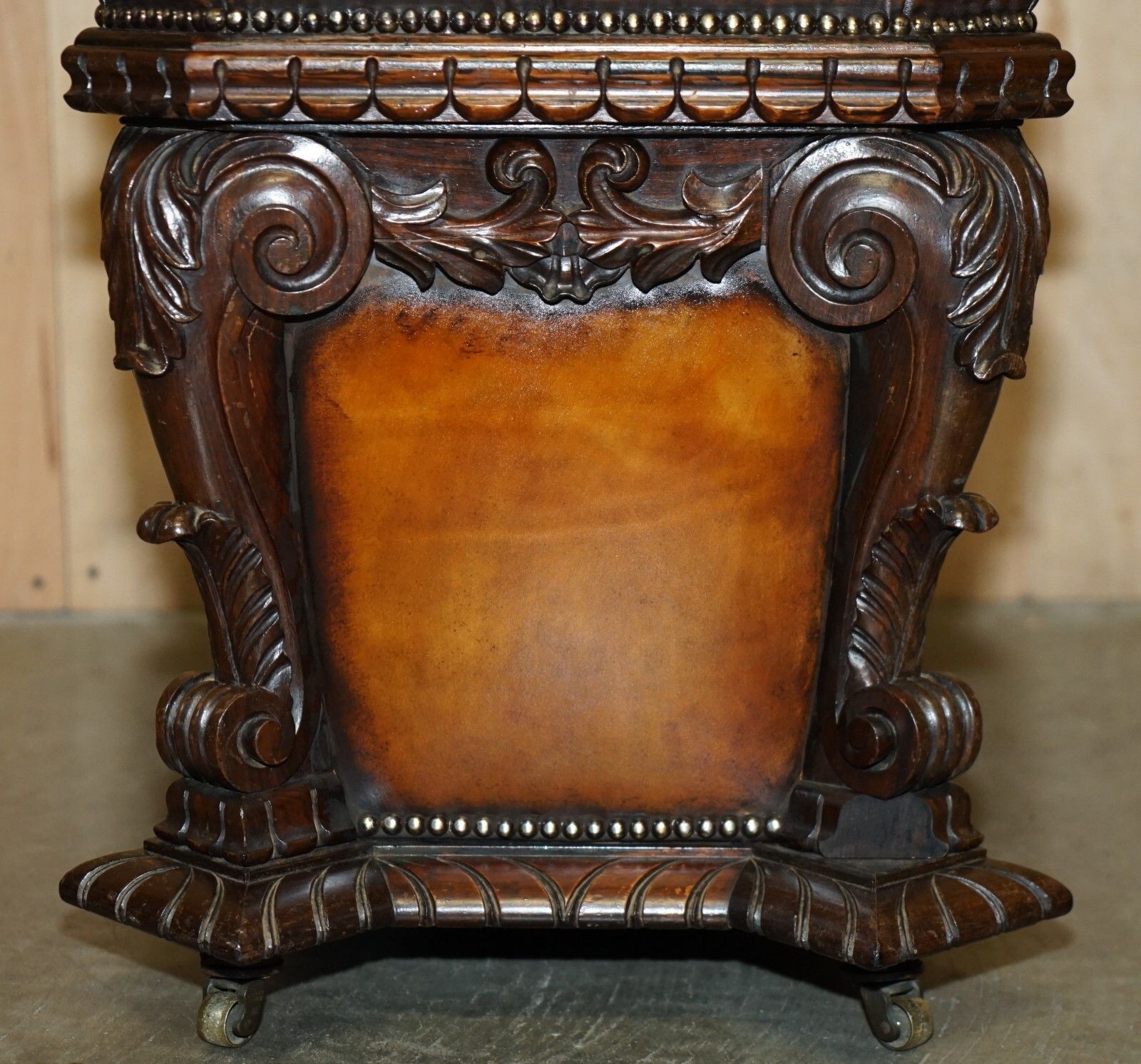 photo vintage Important Restored Antique 1830 Leather Rosewood Chesterfield Ottoman Stool