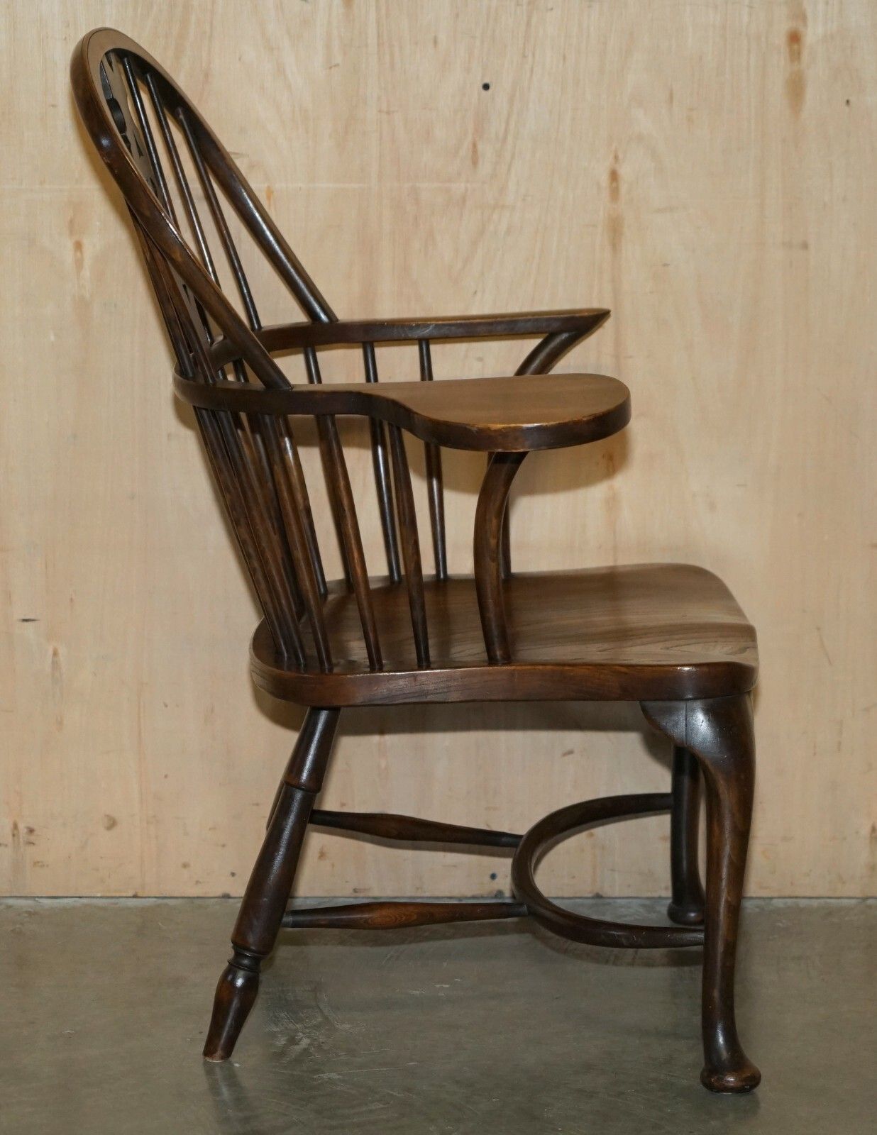 photo vintage Super Rare, Highly Collectable Antique Victorian Windsor Armchair With Table Arm
