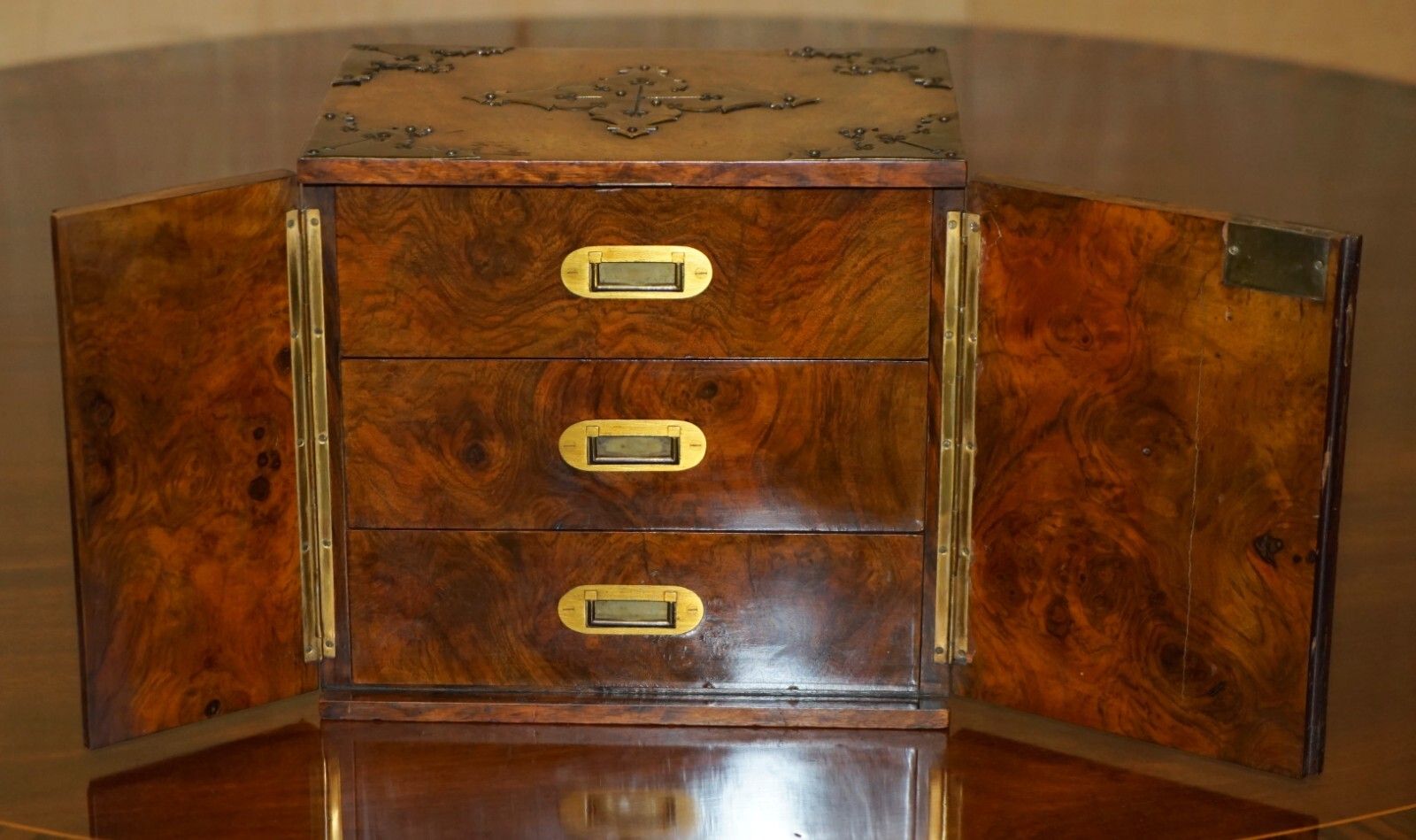 photo vintage Exquisite Antique Regency Circa 1820 Burr Walnut & Brass Cigar Humidor Chest