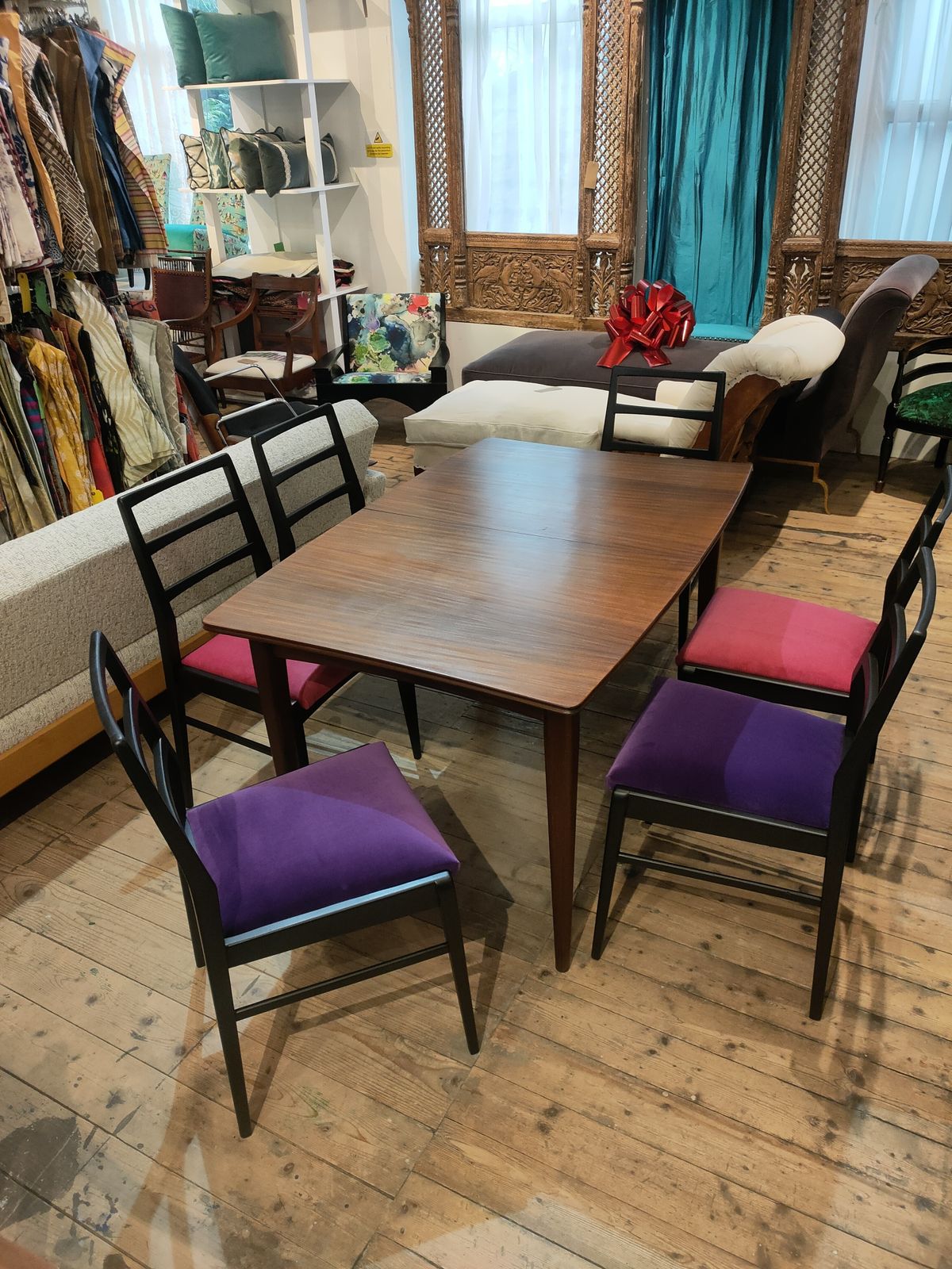 photo vinterior A Large Mid 20th Century Extending Dining Table Designed By Richard Hornby For Fyne Ladye