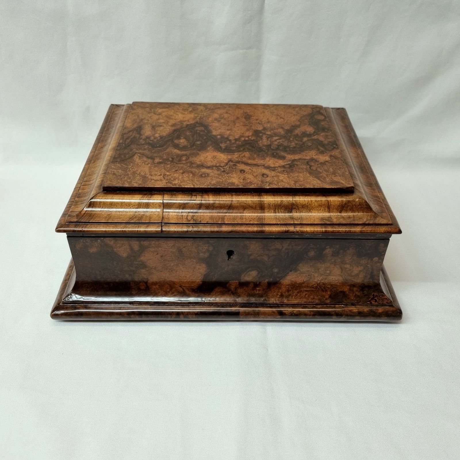 A Unique And Rare 18th Century Burr Walnut Veneered Box With Attractive Dusky Red Leather Interior, Suitable For A Variety Of Potential Uses