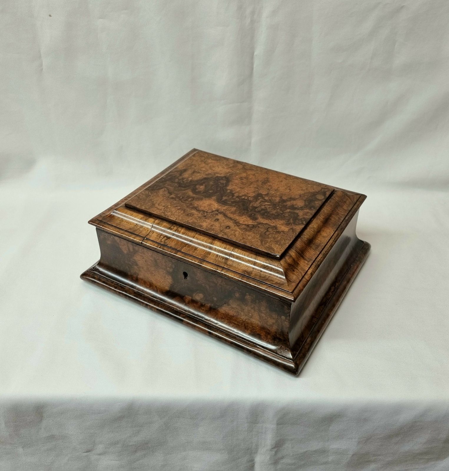 A Unique And Rare 18th Century Burr Walnut Veneered Box With Attractive Dusky Red Leather Interior, Suitable For A Variety Of Potential Uses photo for sale