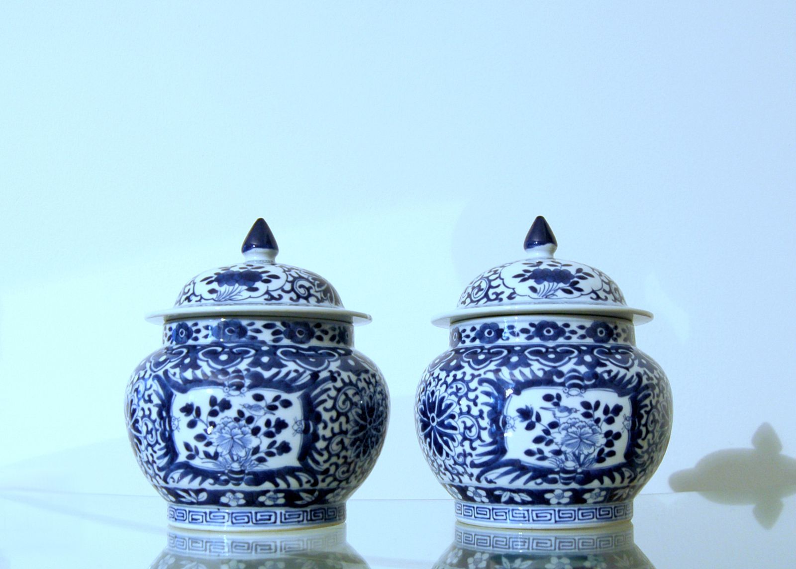 Pair Of Potiche Porcelain / China Marked Kangxi ( 1661 1722 ) Qing Dynasty 20th Century