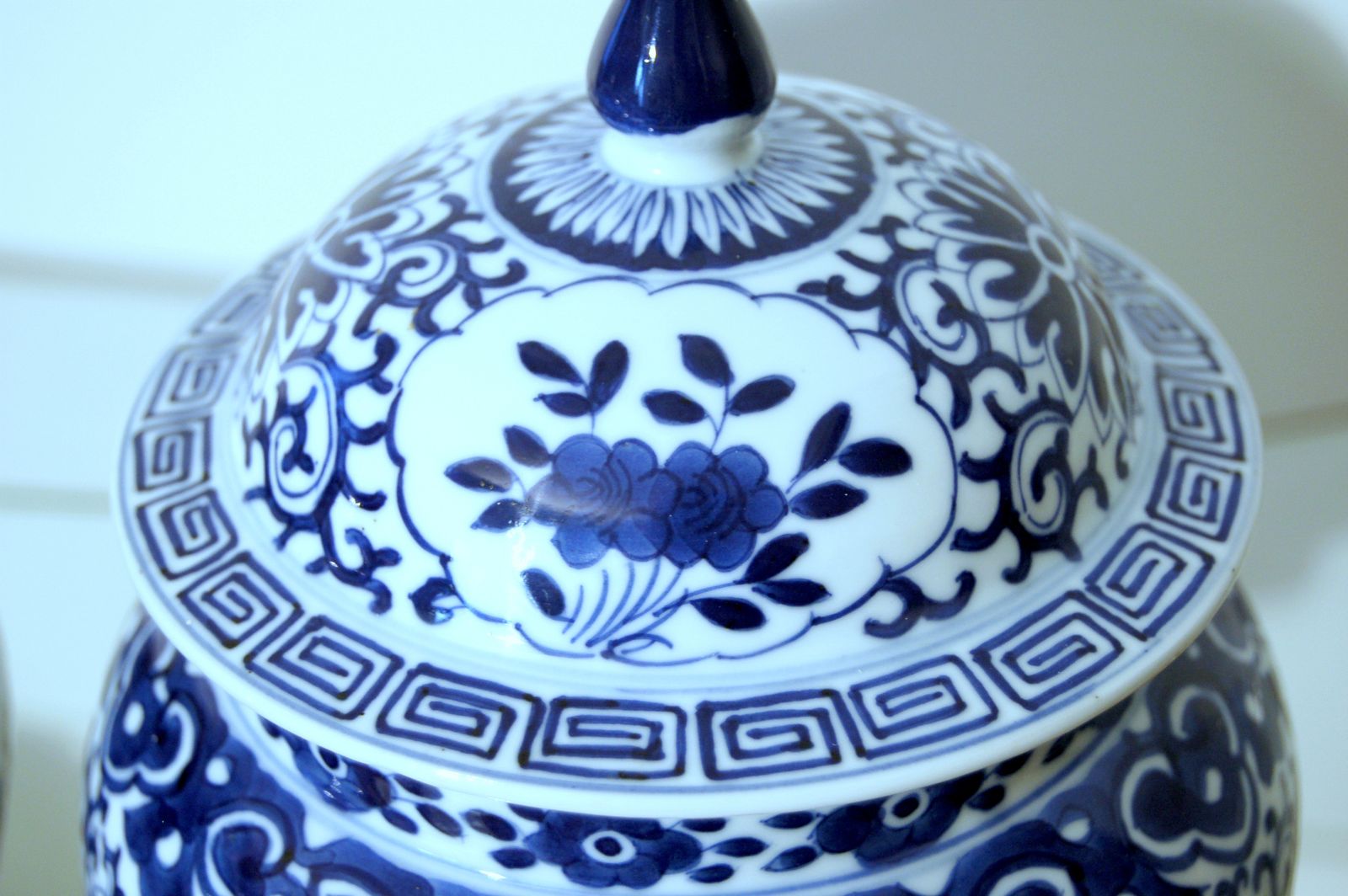 Pair Of Potiche Porcelain / China Marked Kangxi ( 1661 1722 ) Qing Dynasty 20th Century photo vinterior