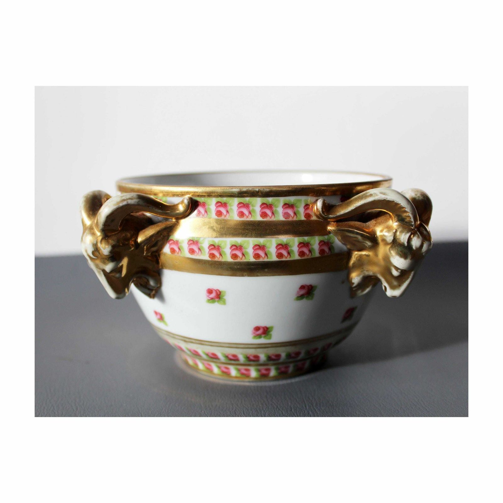 Vintage Porseleinen Beierse Of Oostenrijkse Plantenbak, Jardinière, Cache Pot, Bloempot, Vier Ramskophandvatten, Goudversiering, Roze Rozen