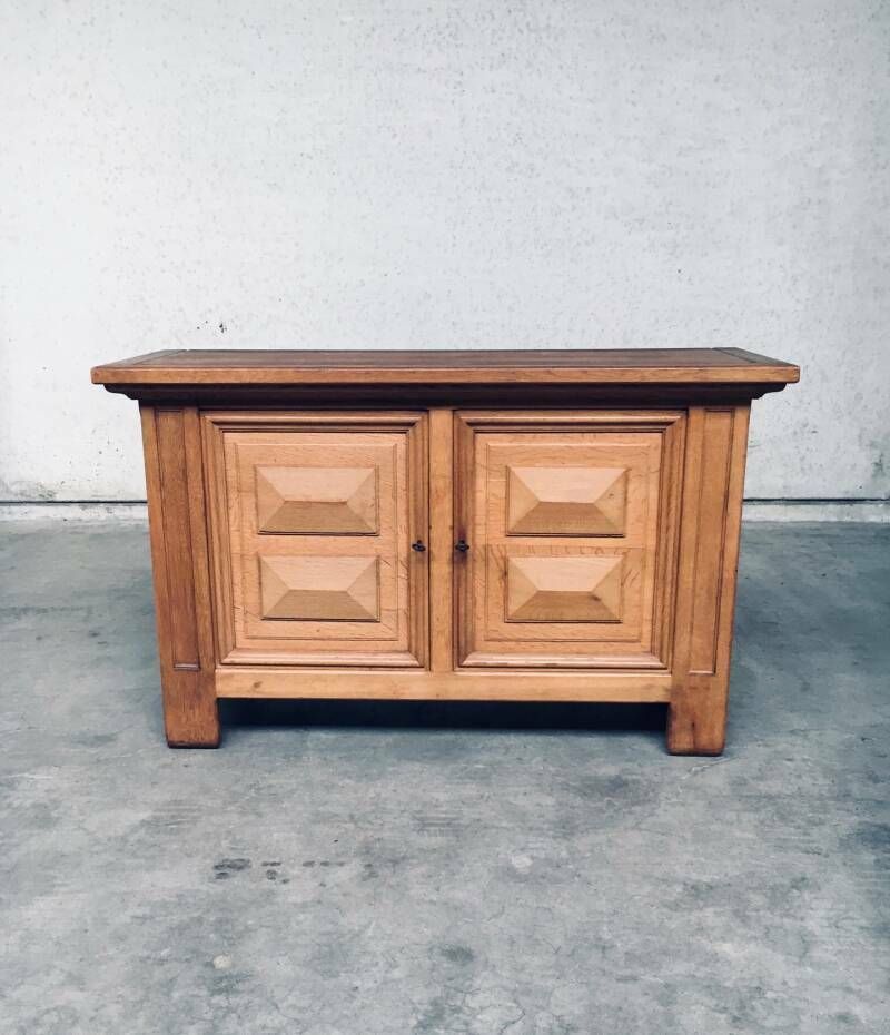 photo for sale Brutalistisch Handgemaakt Eiken Kast Met 2 Deuren, België, Ca. Jaren 1950