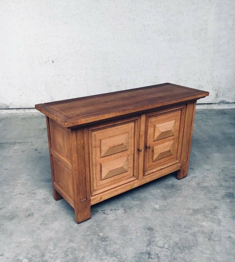 photo vintage Brutalistisch Handgemaakt Eiken Kast Met 2 Deuren, België, Ca. Jaren 1950