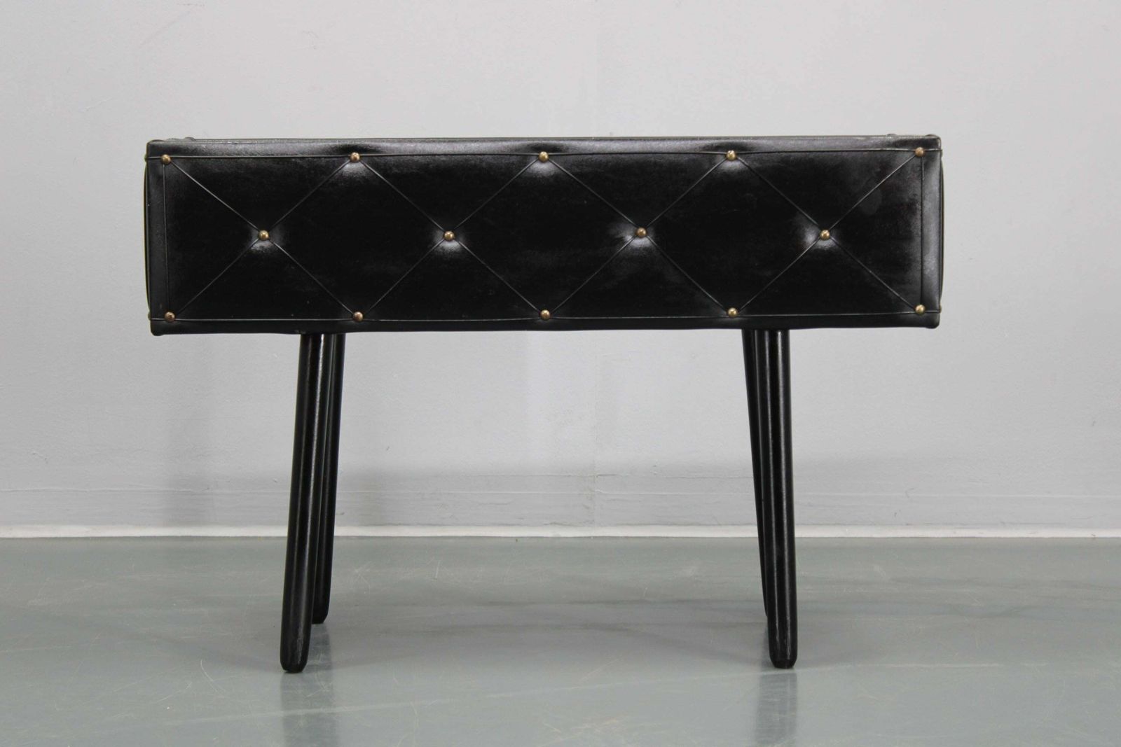 Bloempot uit de jaren 1960 met kunstleren afwerking, Denemarken photo furniture