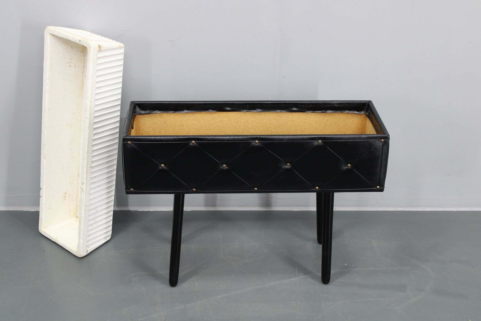 photo furniture Bloempot uit de jaren 1960 met kunstleren afwerking, Denemarken