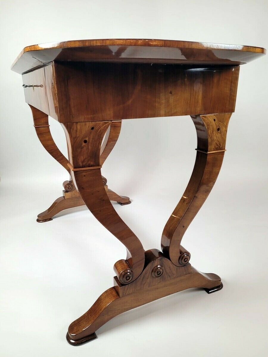 Biedermeier Desk In Walnut Veneer   Perfect Condition   Eagle Head Marquetry photo vinterior