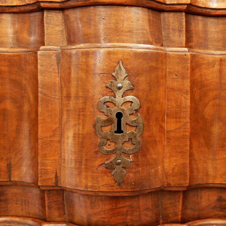 18th Century French Crossbow Front Chest Of Drawers In Walnutt, Aix En Provence photo vinterior