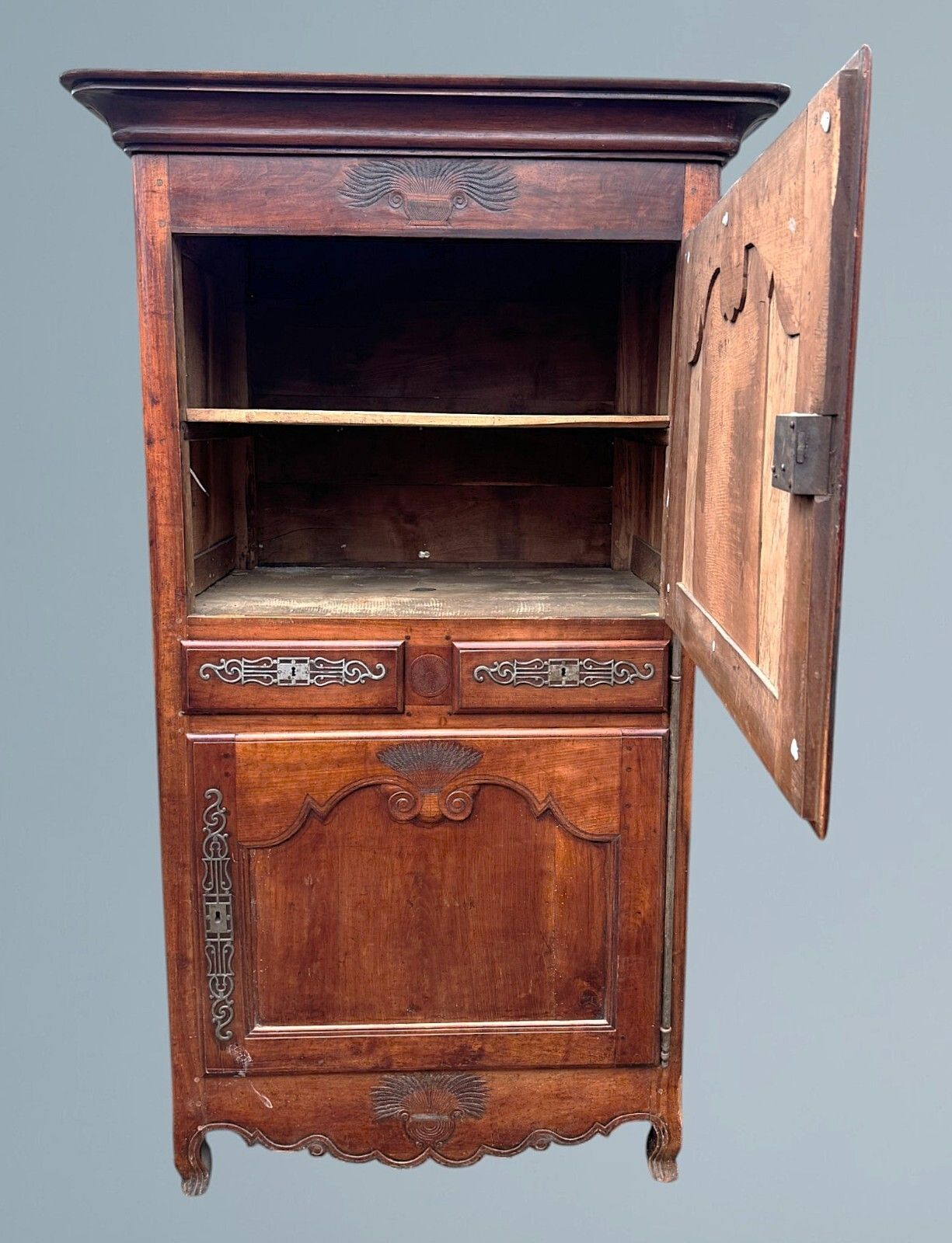 18th Century French Walnut Armoire / Walnut Wardrobe photo vinterior