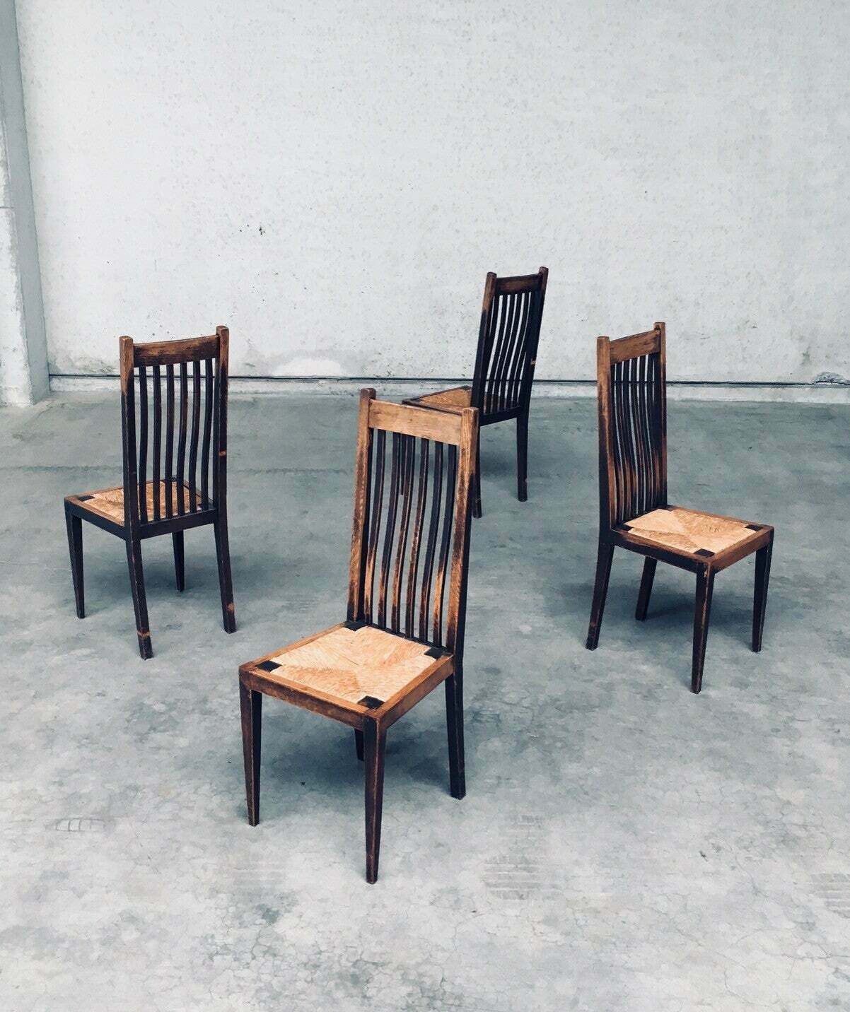 photo vintage Stoelen In De Stijl Van Het Vroeg 20e Eeuwse Nederlandse Modernisme, Ontworpen Door Een Architect