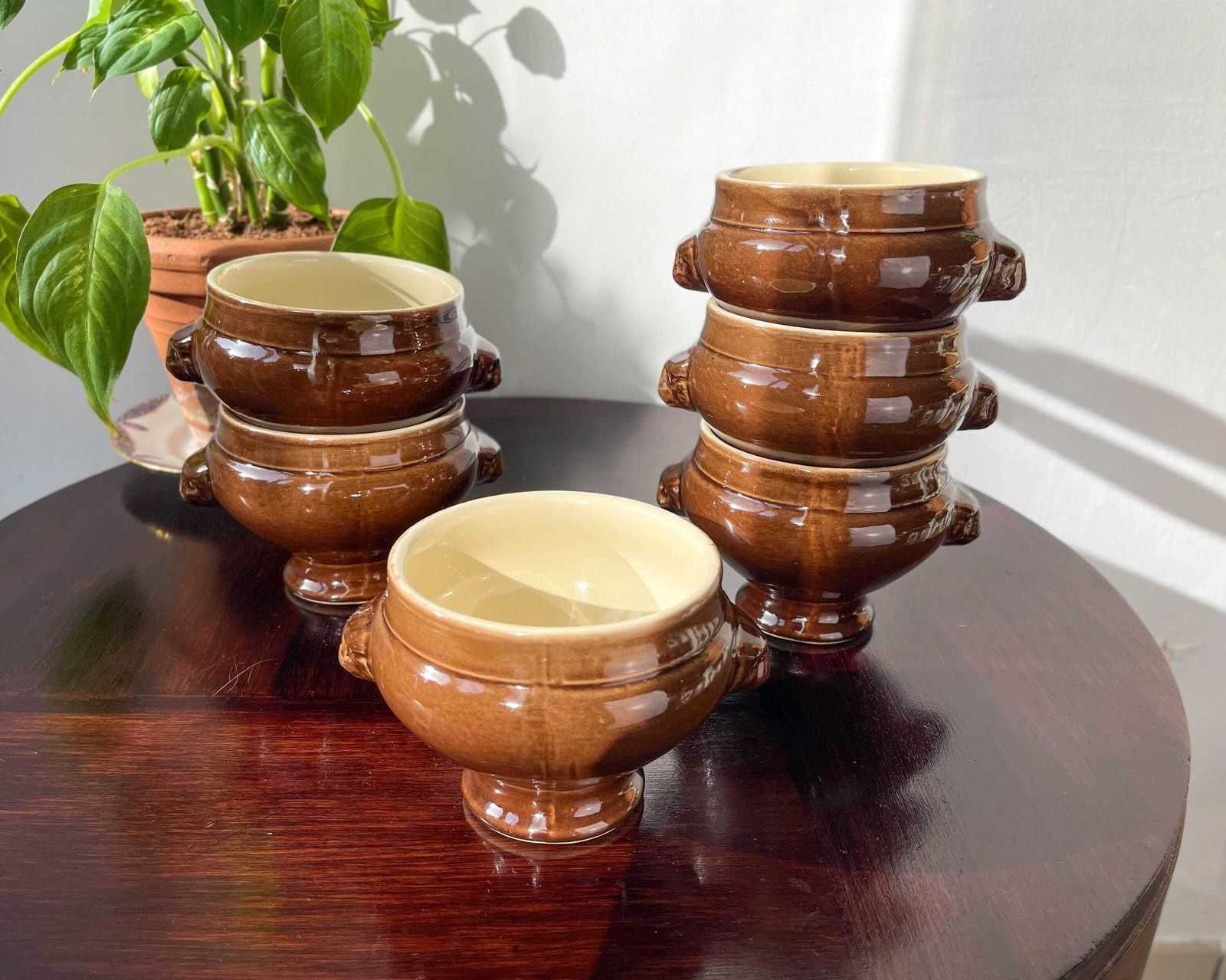 6 Vintage Emile Henry Soepkommen Met Leeuwenkophengsel – Bruin Keramiek, Made In France – Elegant En Traditioneel Frans Design photo Woonaccessoires