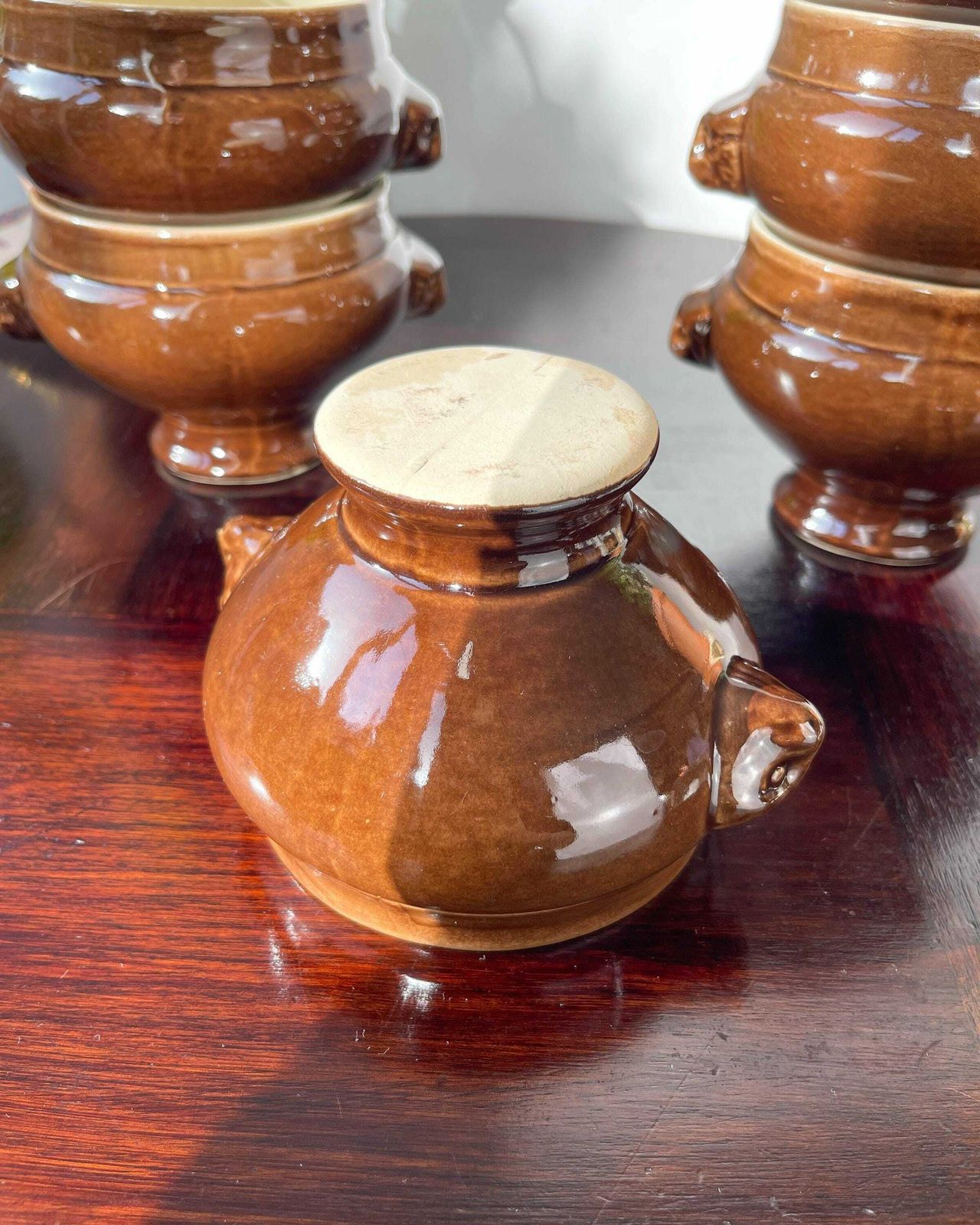 6 Vintage Emile Henry Soepkommen Met Leeuwenkophengsel – Bruin Keramiek, Made In France – Elegant En Traditioneel Frans Design photo vintage