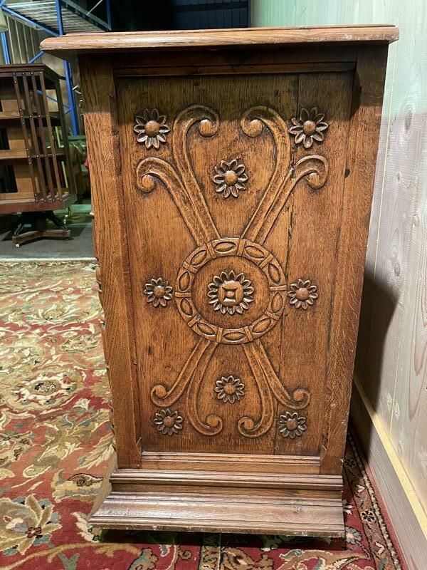 Buffet De Style Renaissance En Chêne Sculpté photo vinterior