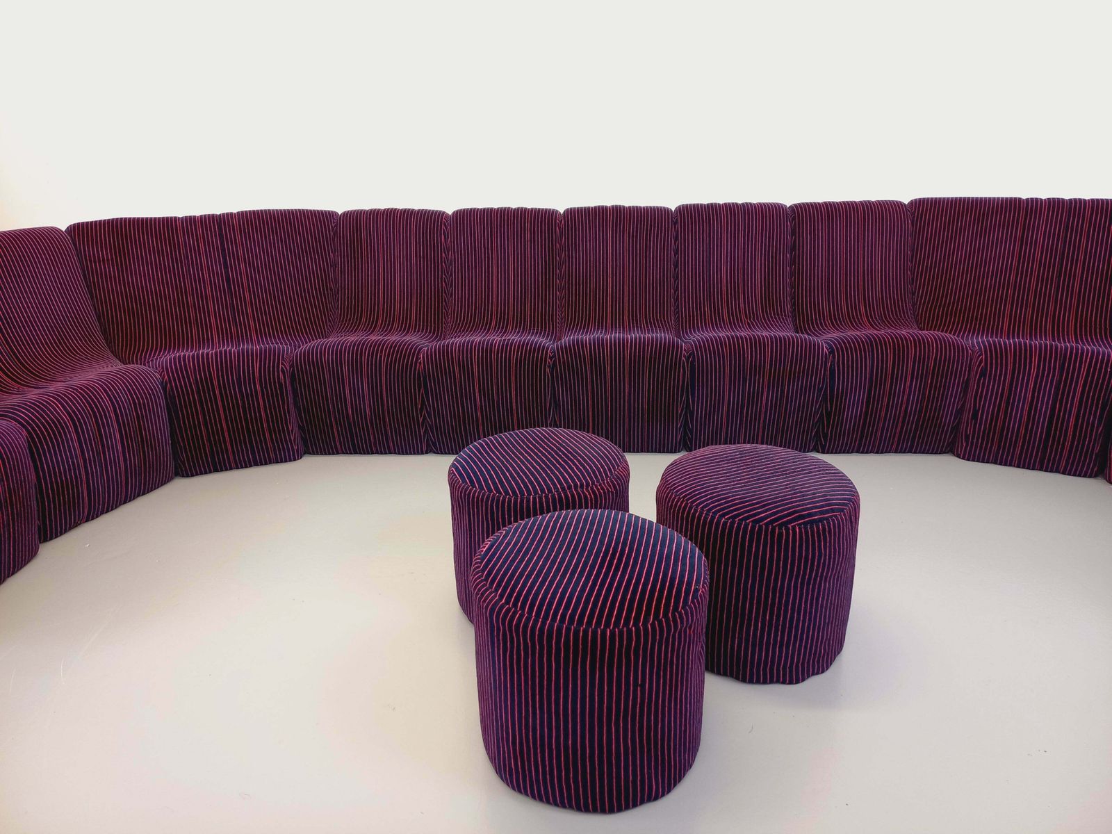 photo furniture Canapé modulable Snake en velours années 1970